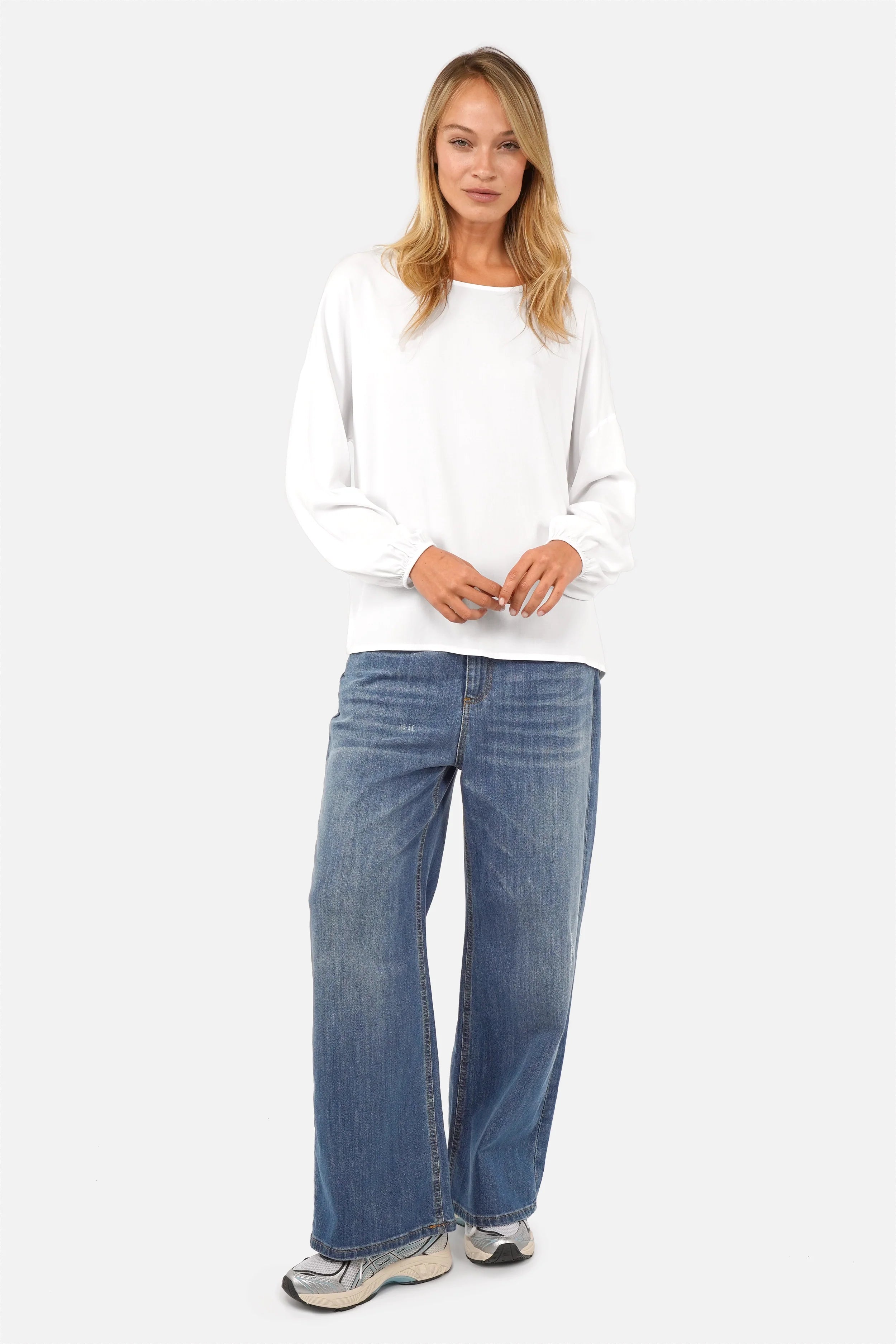 GRETA.K Schlupfbluse aus feiner Twill-Viskose im Relaxed Fit mit Rundhalsausschnitt und langen Ärmeln