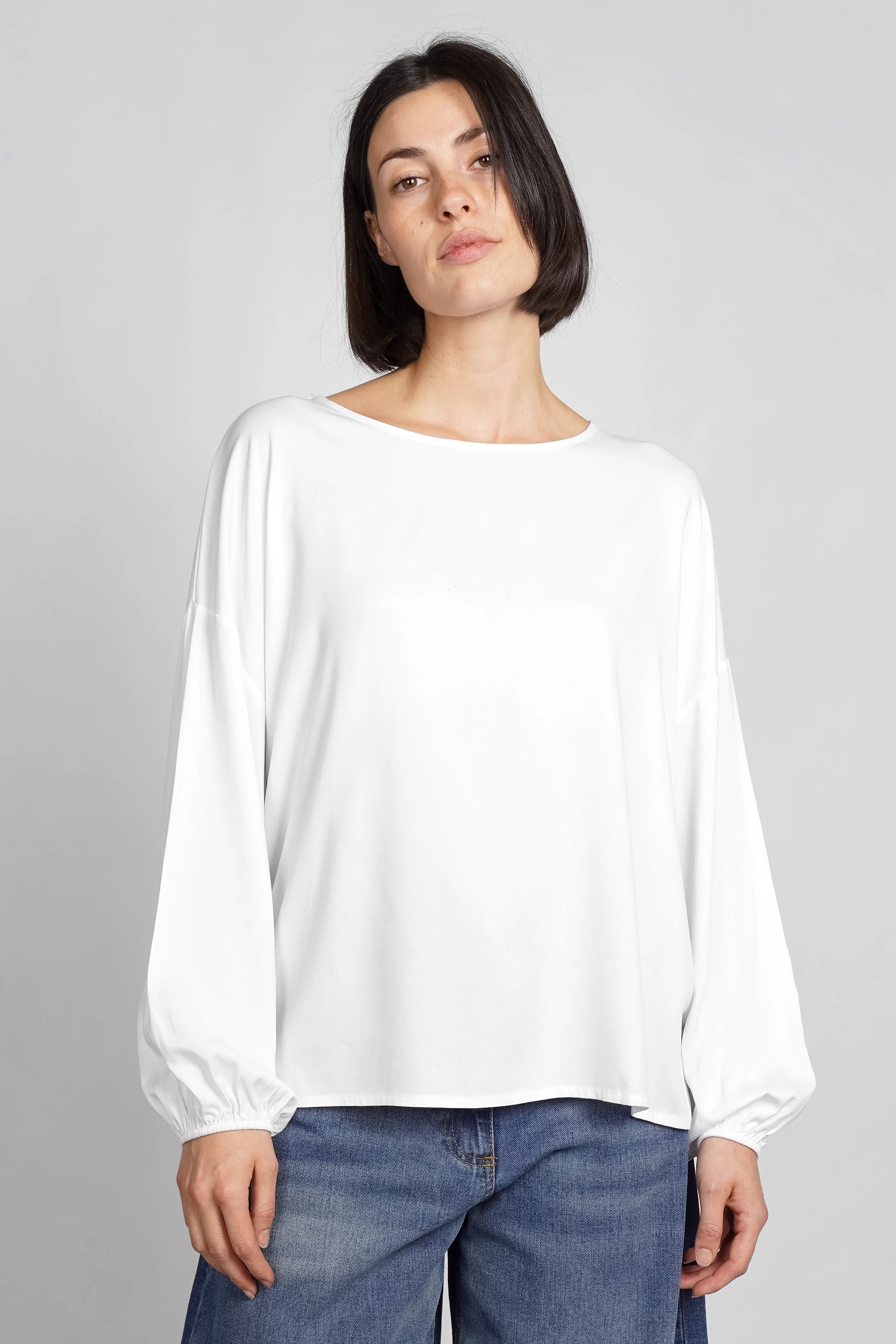Weiße GRETA.K Bluse mit Rundhalsausschnitt, überschnittenen Schultern und langen Ärmeln aus feiner Twill Viskose