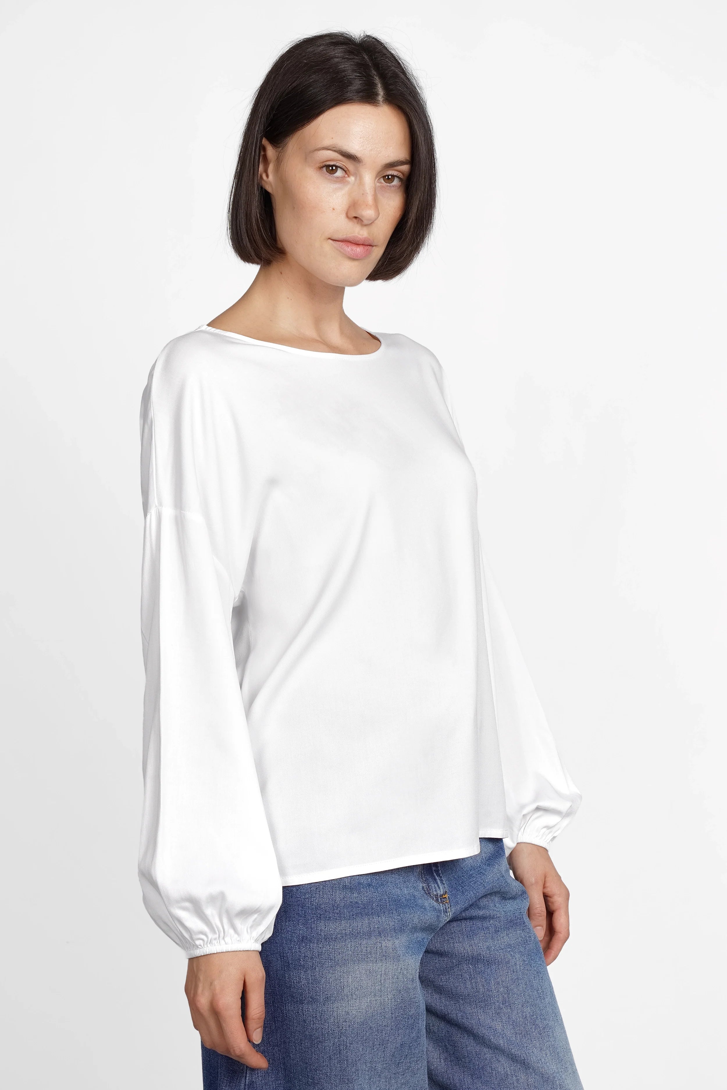 Damen GRETA.K Bluse weiß locker geschnitten mit Rundhalsausschnitt und langen Ärmeln aus weicher Twill Viskose