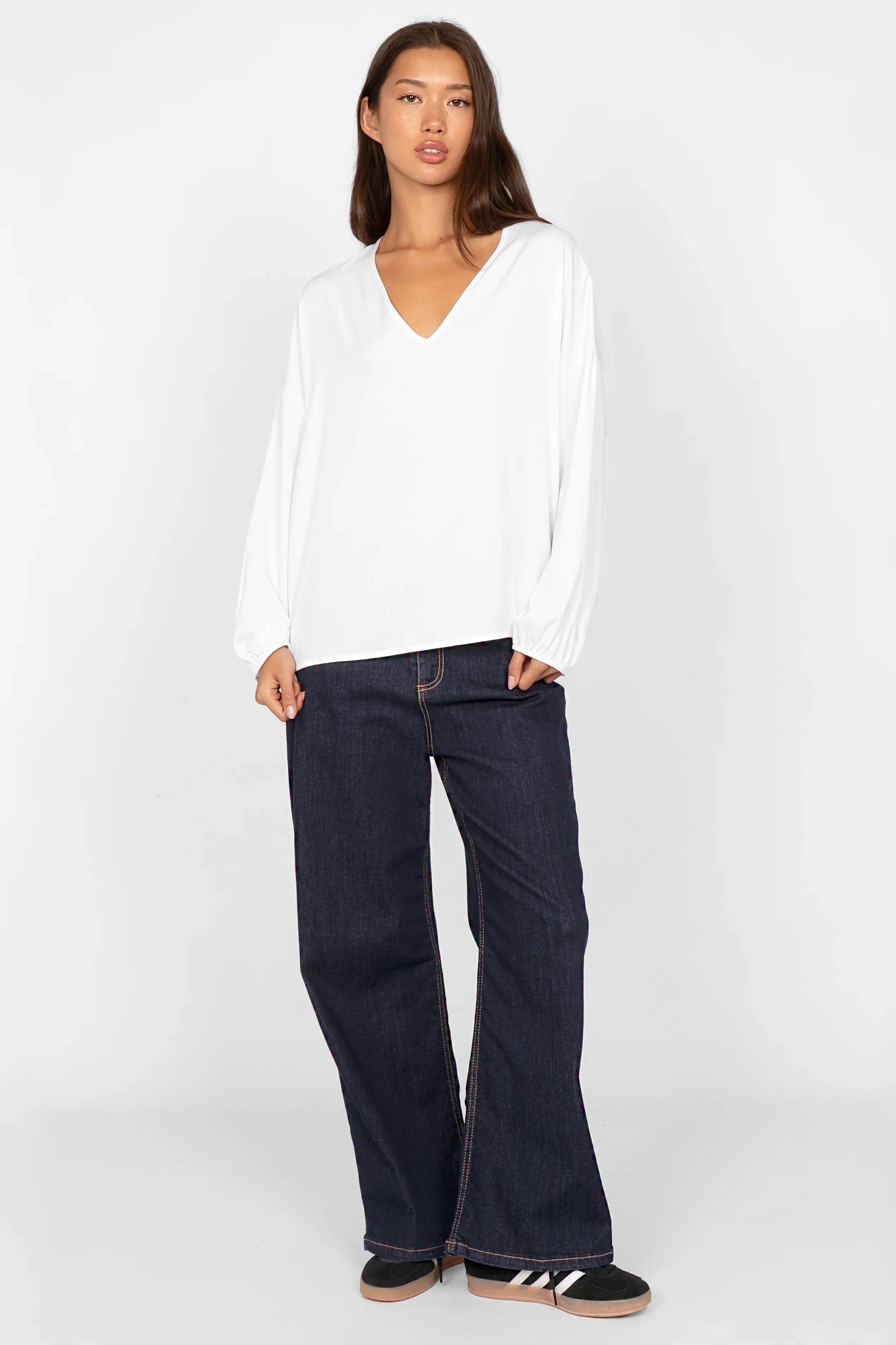 Moderne GRETA.K V-Neck Bluse aus luftiger Viskose mit leichten Ballonärmeln in Weiß