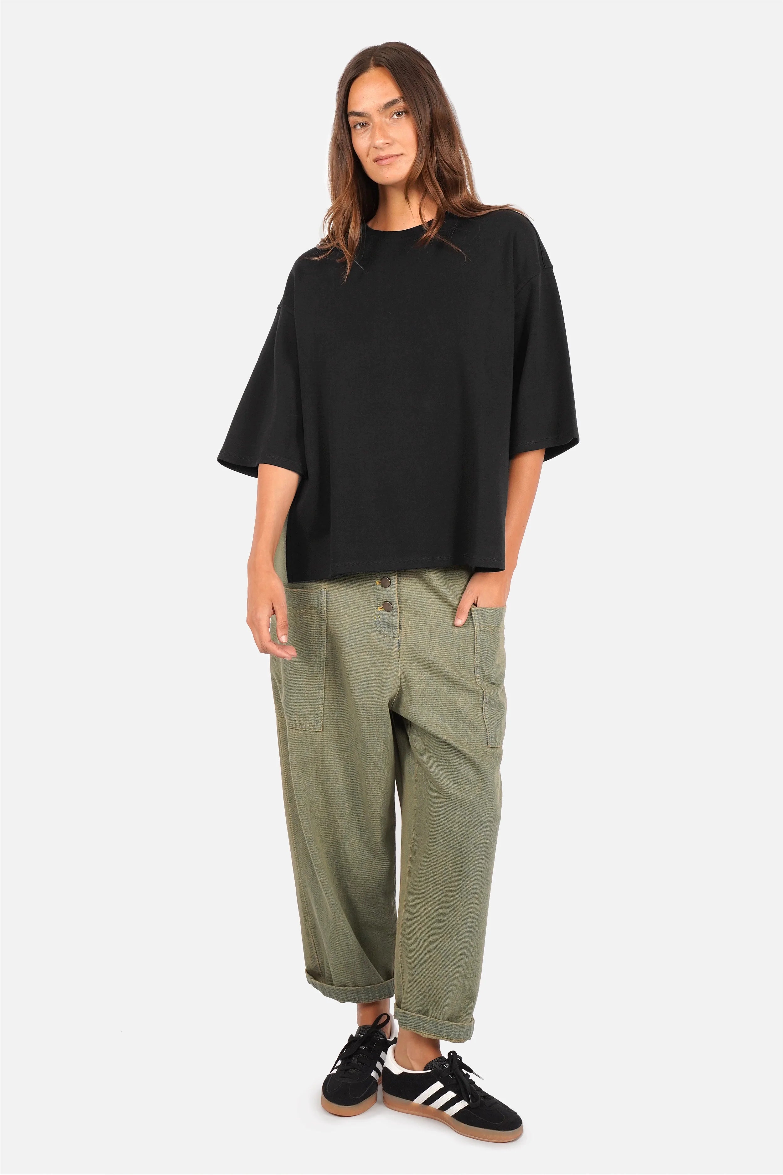GWENA T-Shirt aus schwerer Baumwolle mit Rundhalsausschnitt, überschnittenen Schultern und seitlichen Schlitzen in oversized Passform