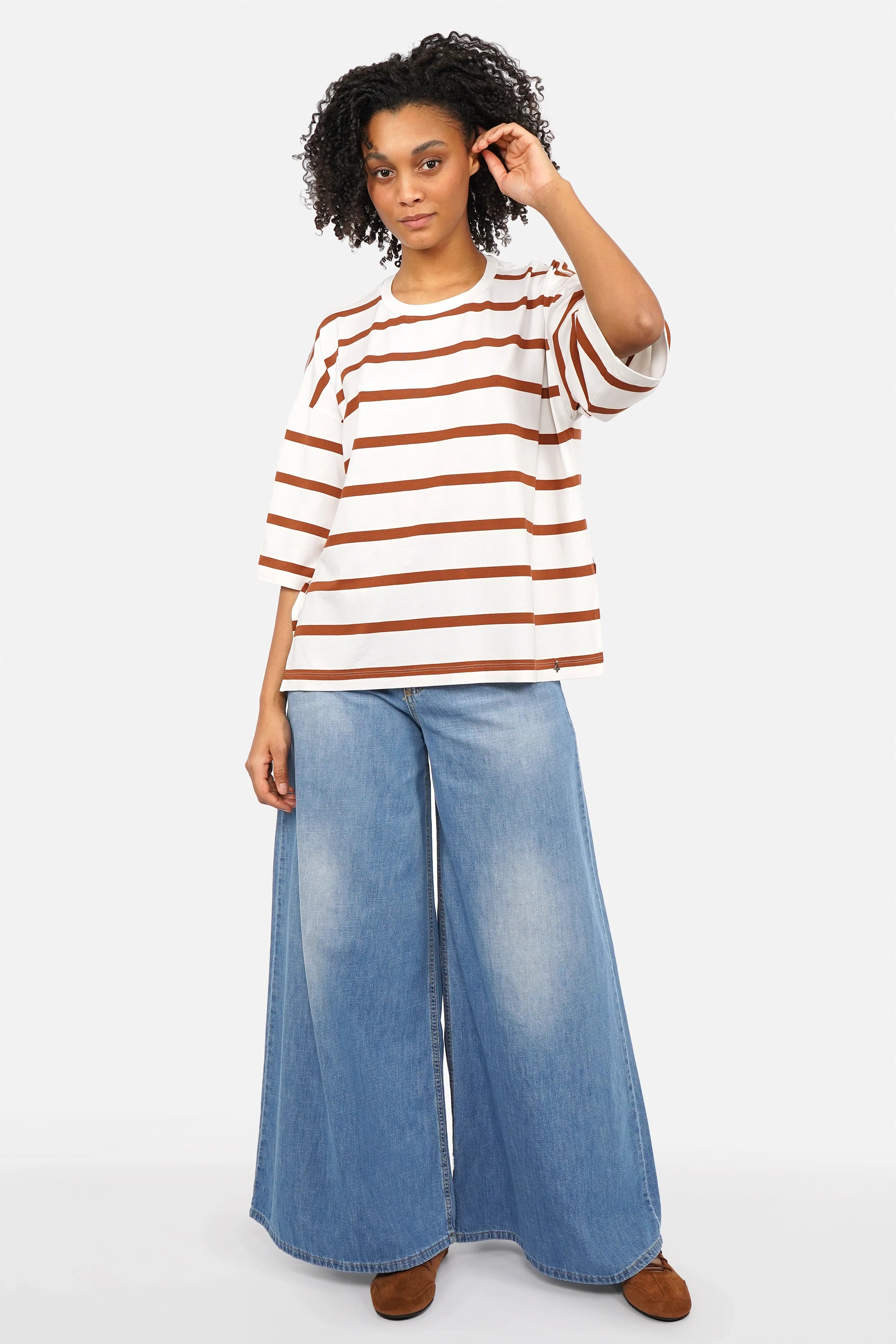 Gestreiftes Oversize T-Shirt aus weichem Viskosejersey mit Caramel-Natur Streifen und Rundhalsausschnitt