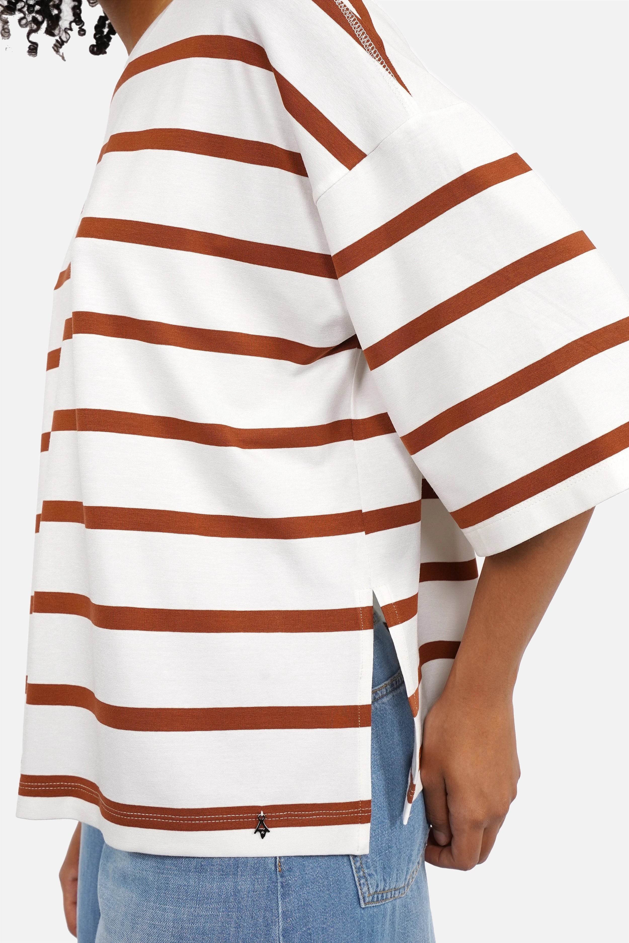 Gestreiftes Oversize T-Shirt aus Viskosejersey mit Rundhalsausschnitt und seitlichen Schlitzen