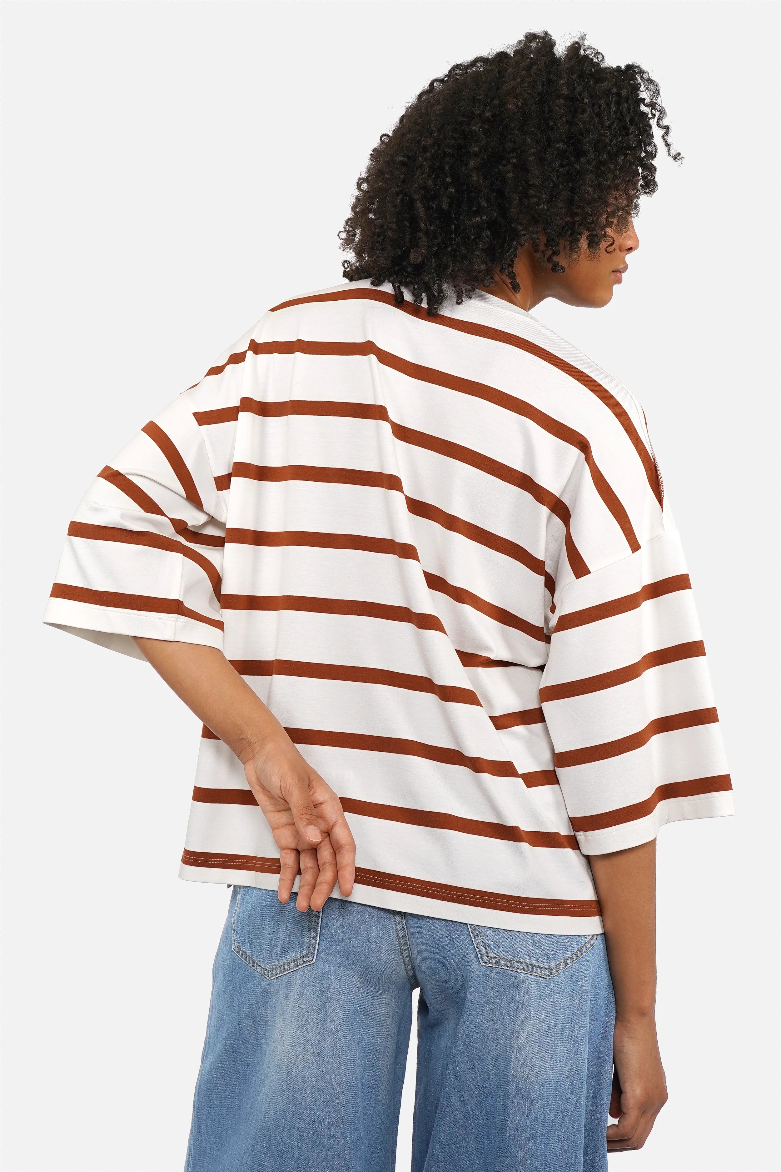 Gestreiftes Oversize T-Shirt aus weichem Viskosejersey in Natur-Caramel mit Rundhalsausschnitt und seitlichen Schlitzen