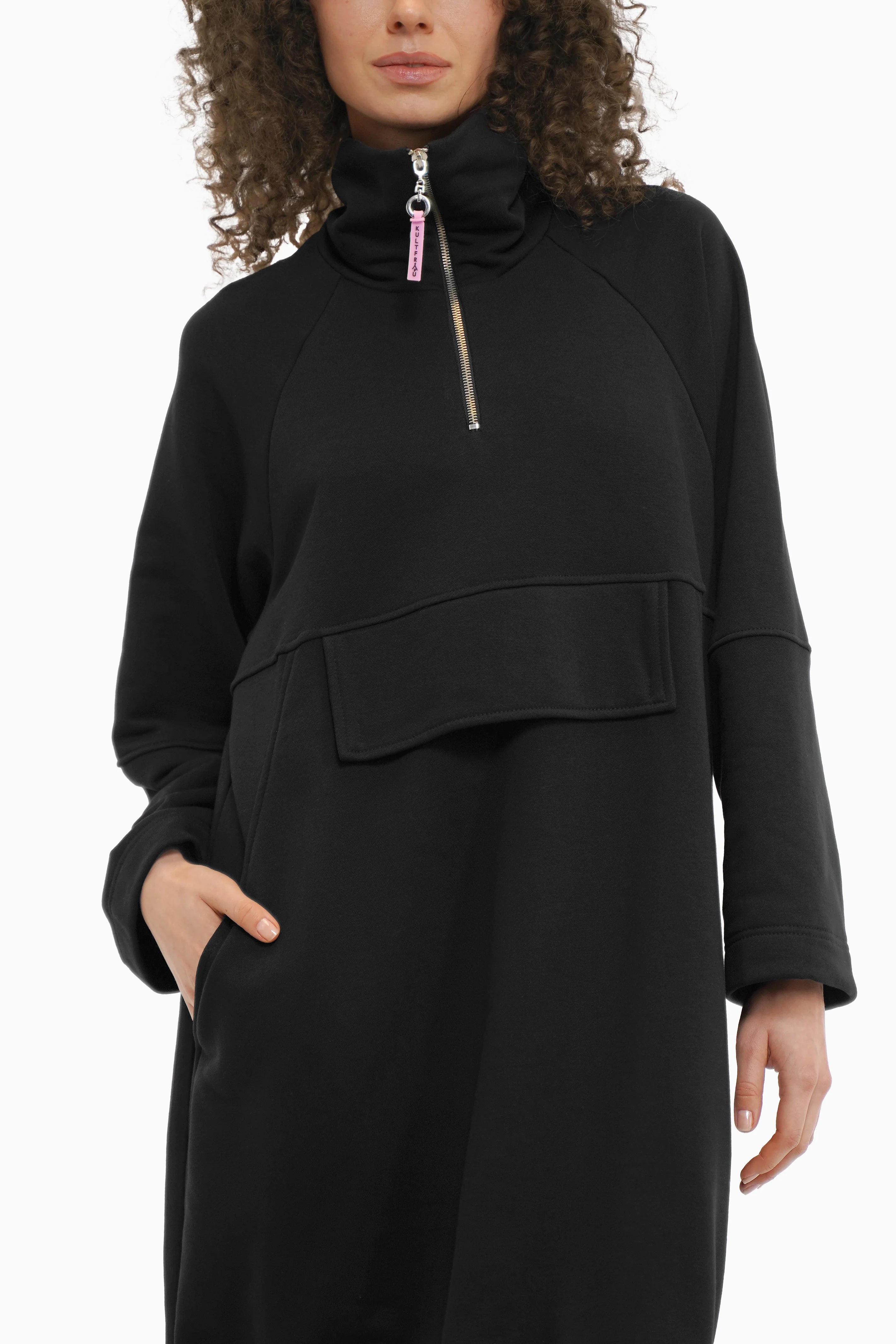 GWYN Half-Zip Sweatkleid in soft cotton fabric with pink logo zipper and raglan sleeves