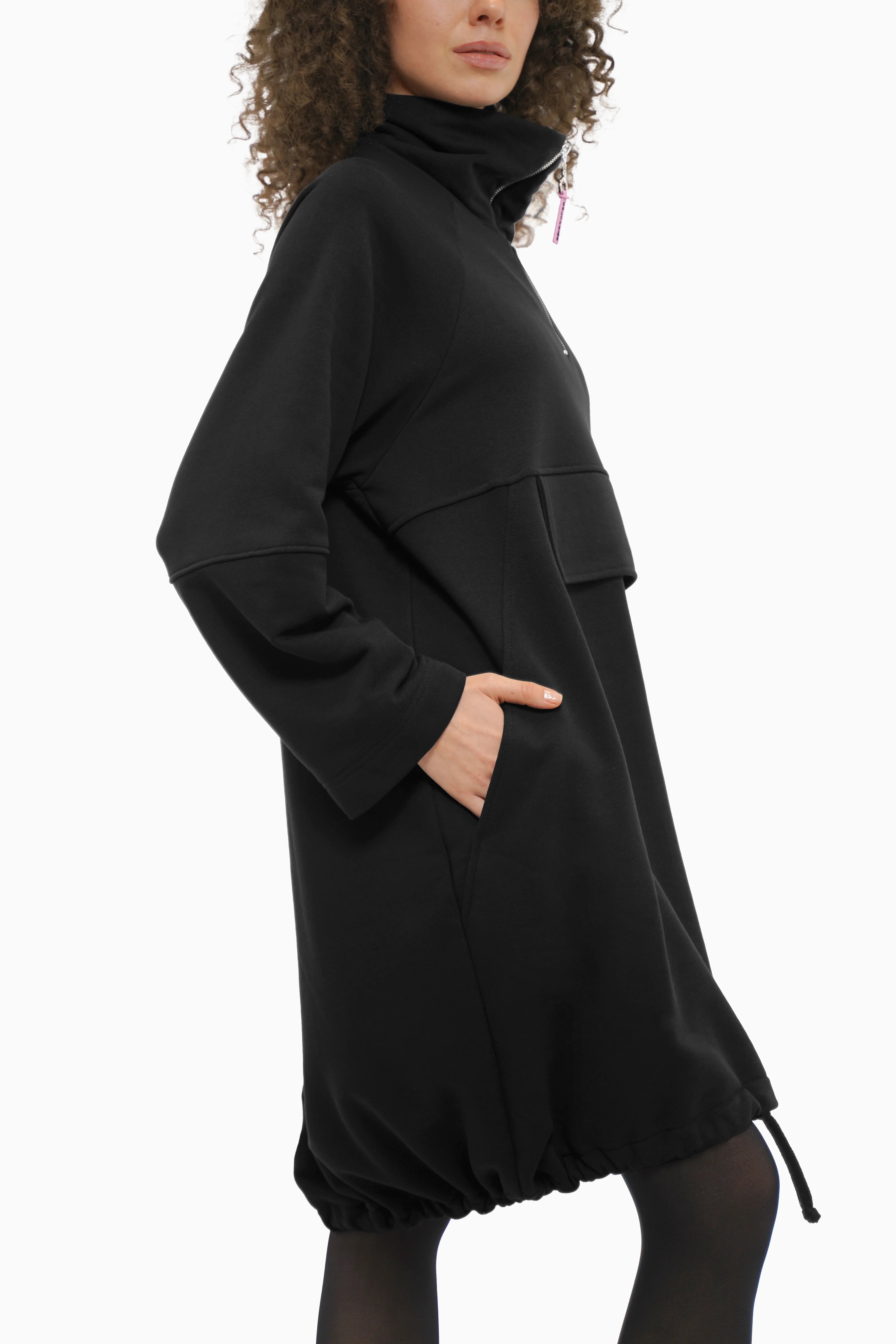 Gwyn Half-Zip Sweatkleid in weichem Baumwollstoff mit Stehkragen, Raglanärmeln und Tunnelzug am Saum