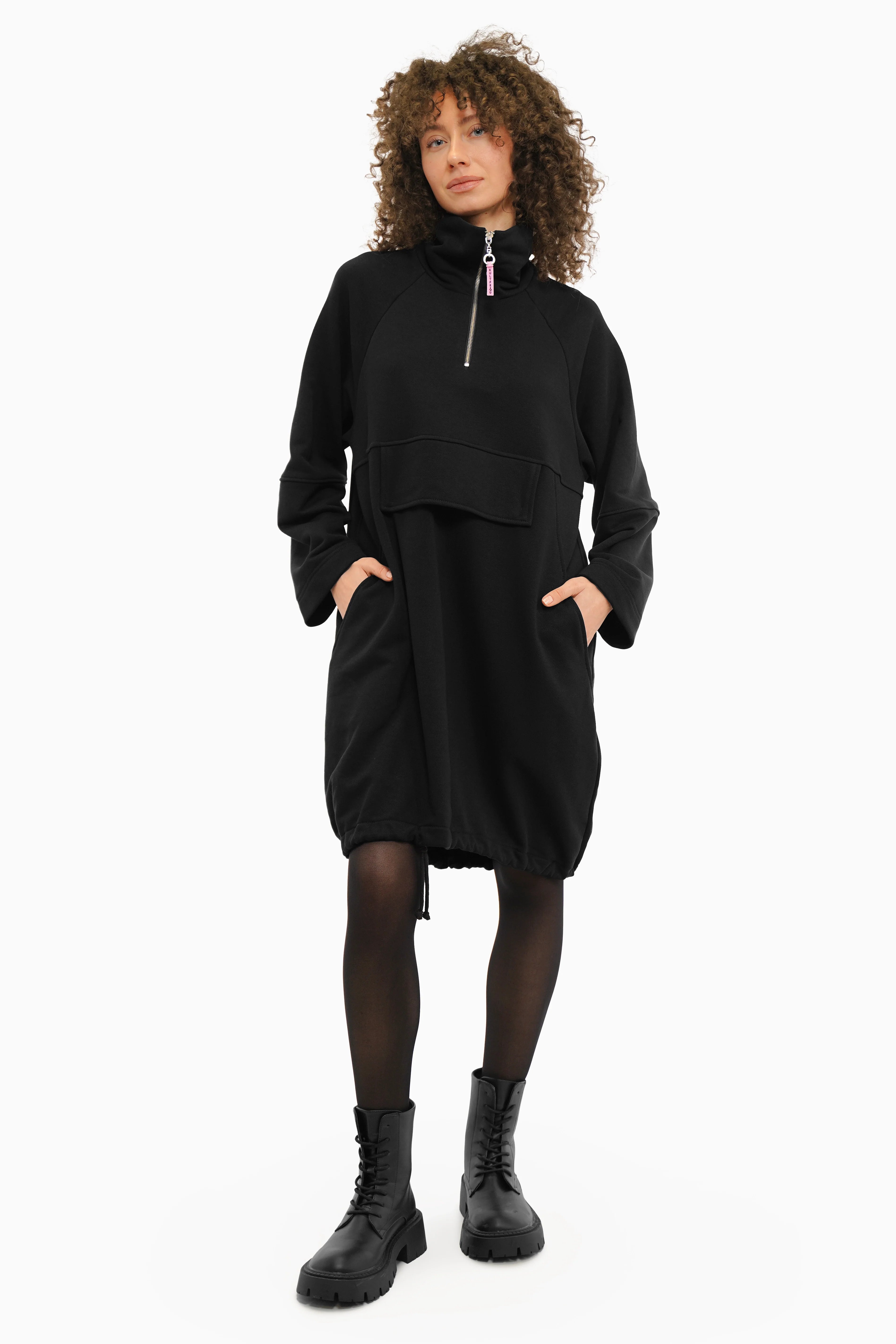 Gwyn Half-Zip Sweatkleid aus weichem Baumwollstoff mit Stehkragen, Raglanärmeln und seitlichen Eingriffstaschen