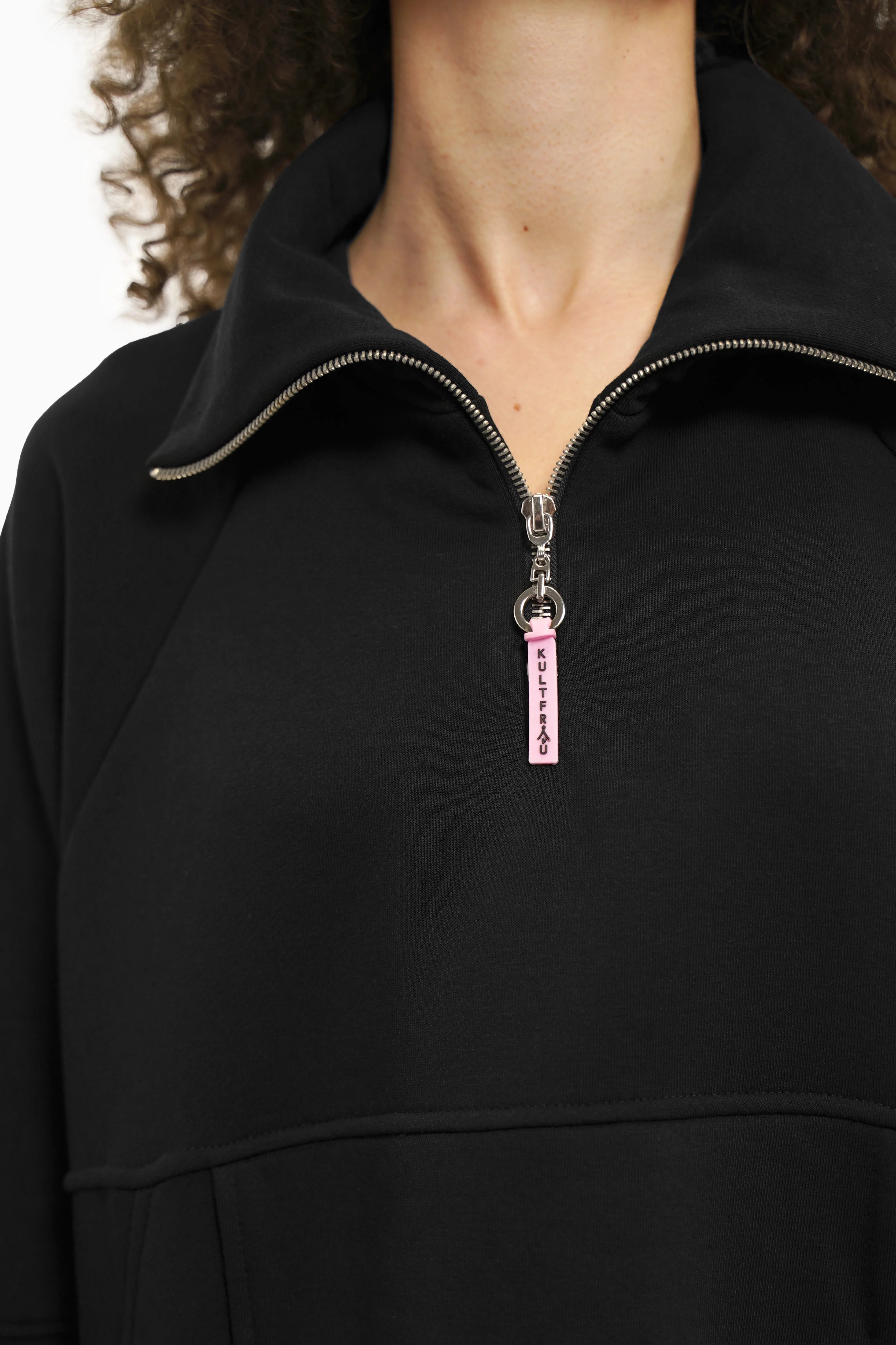 GWYN Half-Zip Sweatkleid in soft cotton fabric with standing collar, pink logo zipper, raglan sleeves, side pockets, and regular fit.