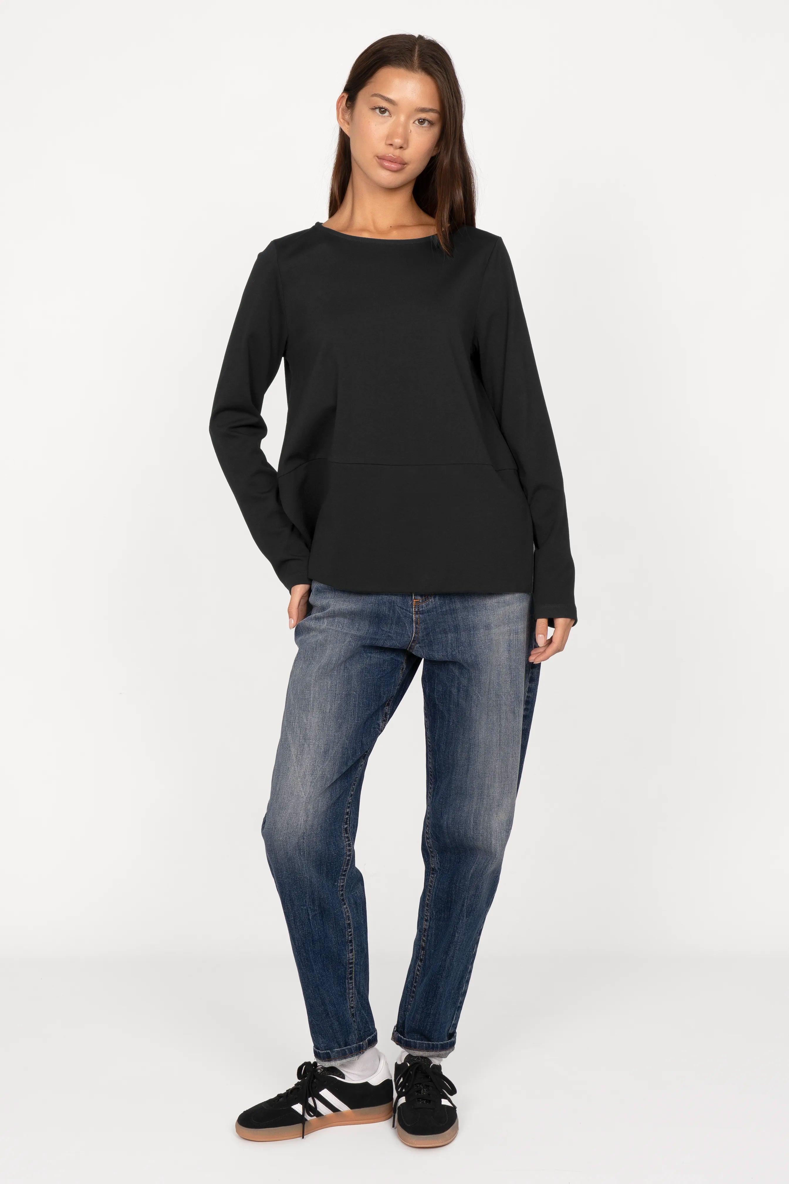 Damen HAEIN Clean Jersey Longsleeve mit U-Boot-Ausschnitt und seitlichen Schlitzen in Schwarz