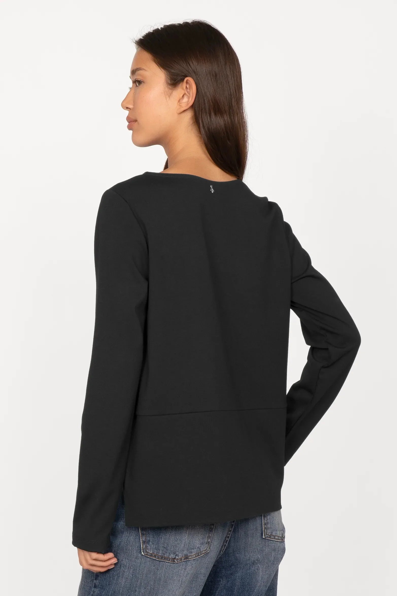 HAEIN Clean Jersey Longsleeve mit U-Boot-Ausschnitt und seitlichen Schlitzen in Schwarz