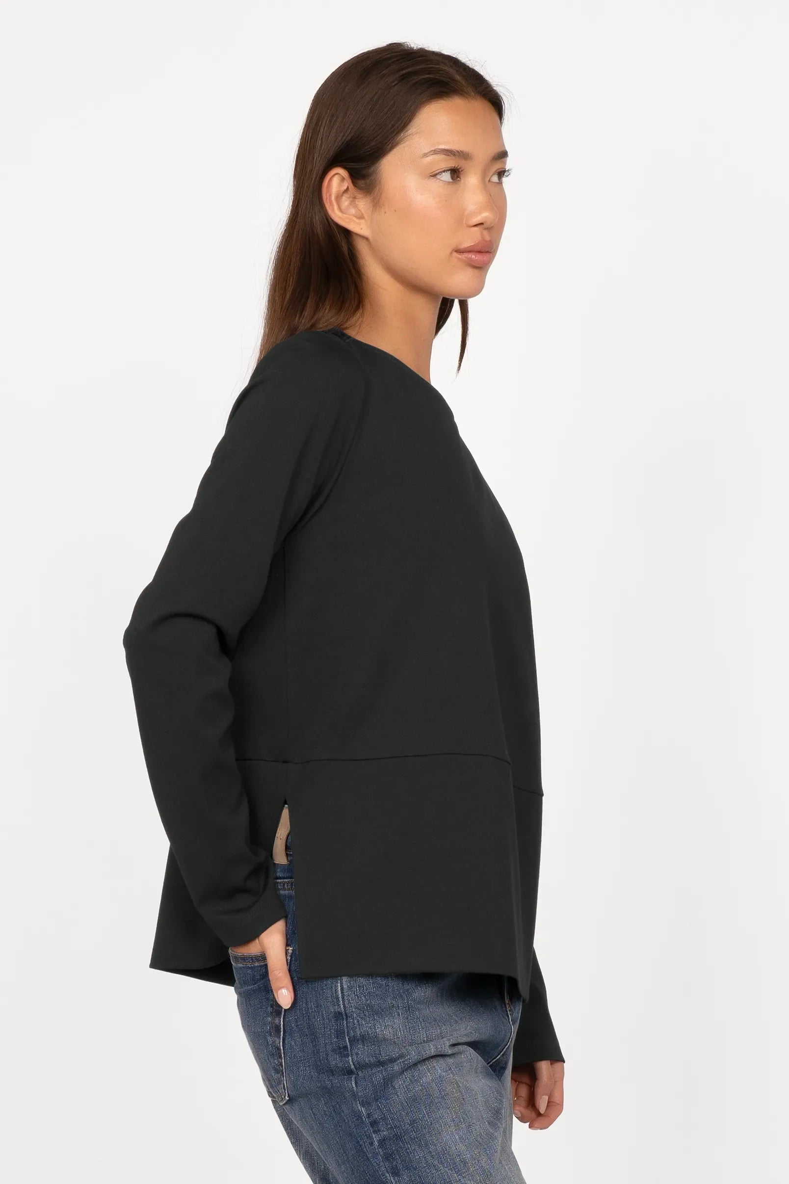 HAEIN Clean Jersey langärmeliges Longsleeve mit U-Boot-Ausschnitt und seitlichen Schlitzen in Schwarz