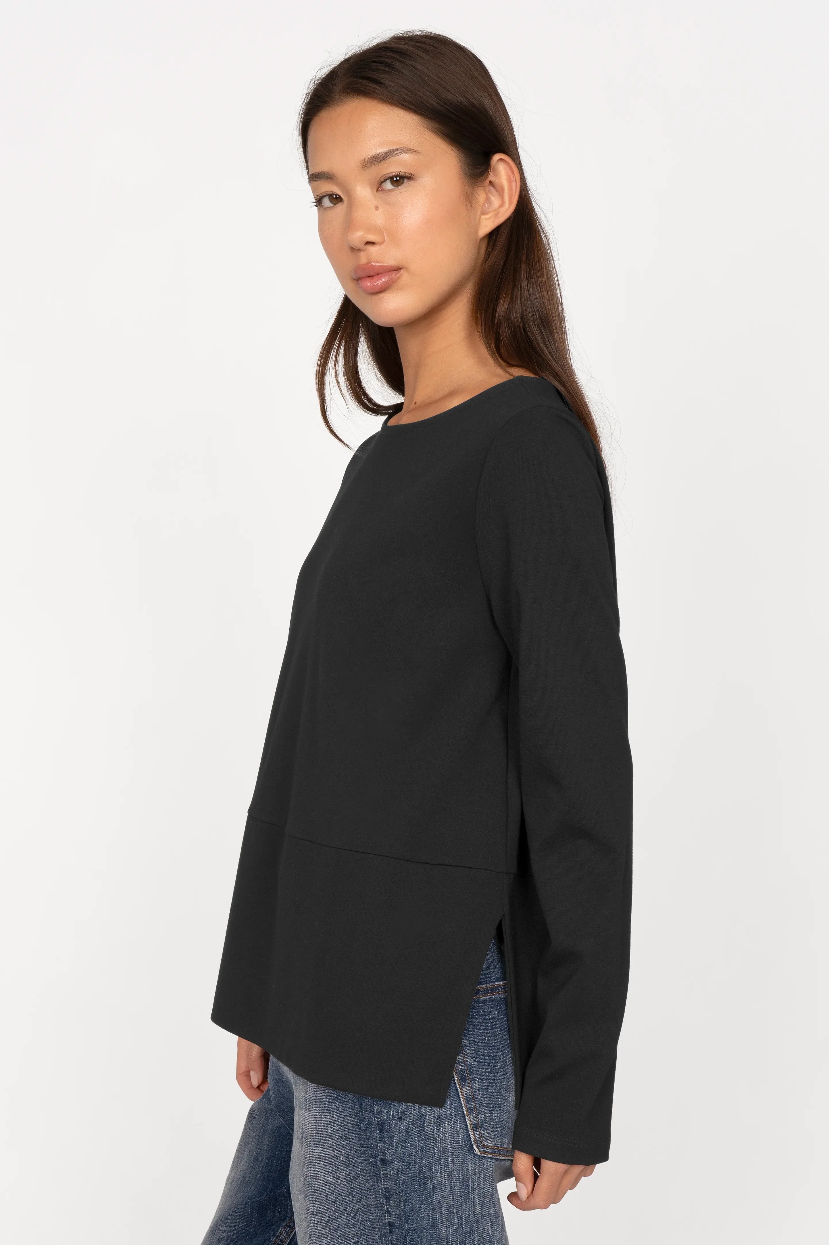 Schwarzes HAEIN Clean Jersey Longsleeve mit U-Boot-Ausschnitt und seitlichen Schlitzen