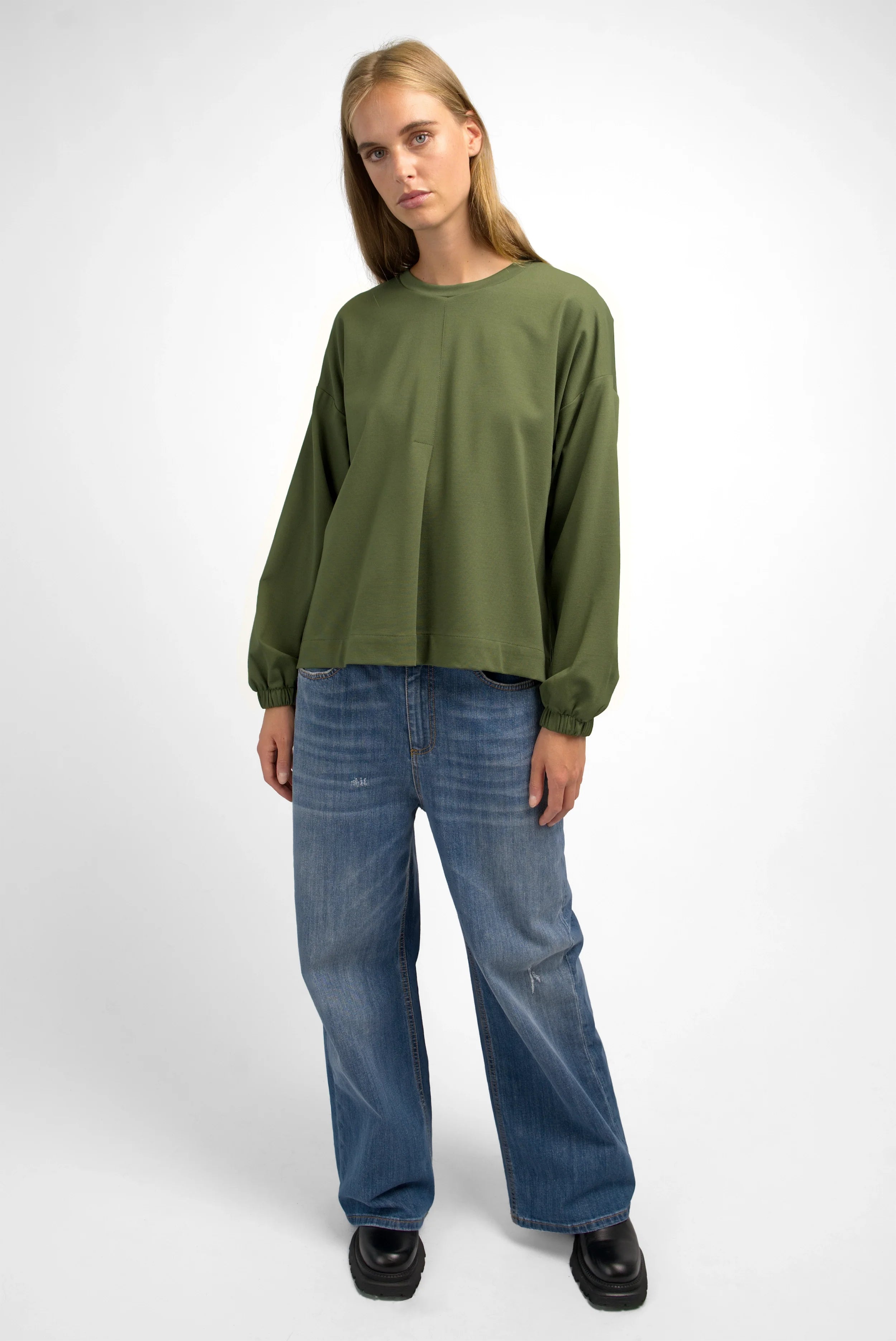 Damen HAGLA Shirt in Olivgrün mit Rundhalsausschnitt, elastischen Ärmelbündchen und relaxed Fit aus schwerem Viskose-Mix