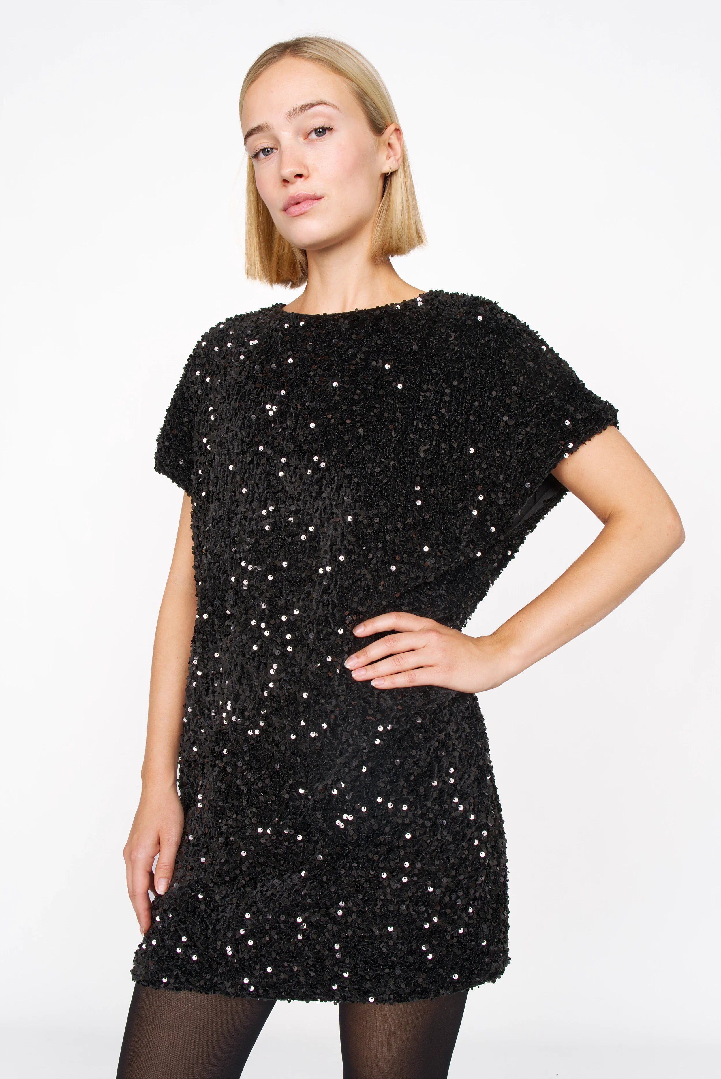 Schwarzes Pailletten Kleid mit gerader Silhouette und überschnittenen Schultern