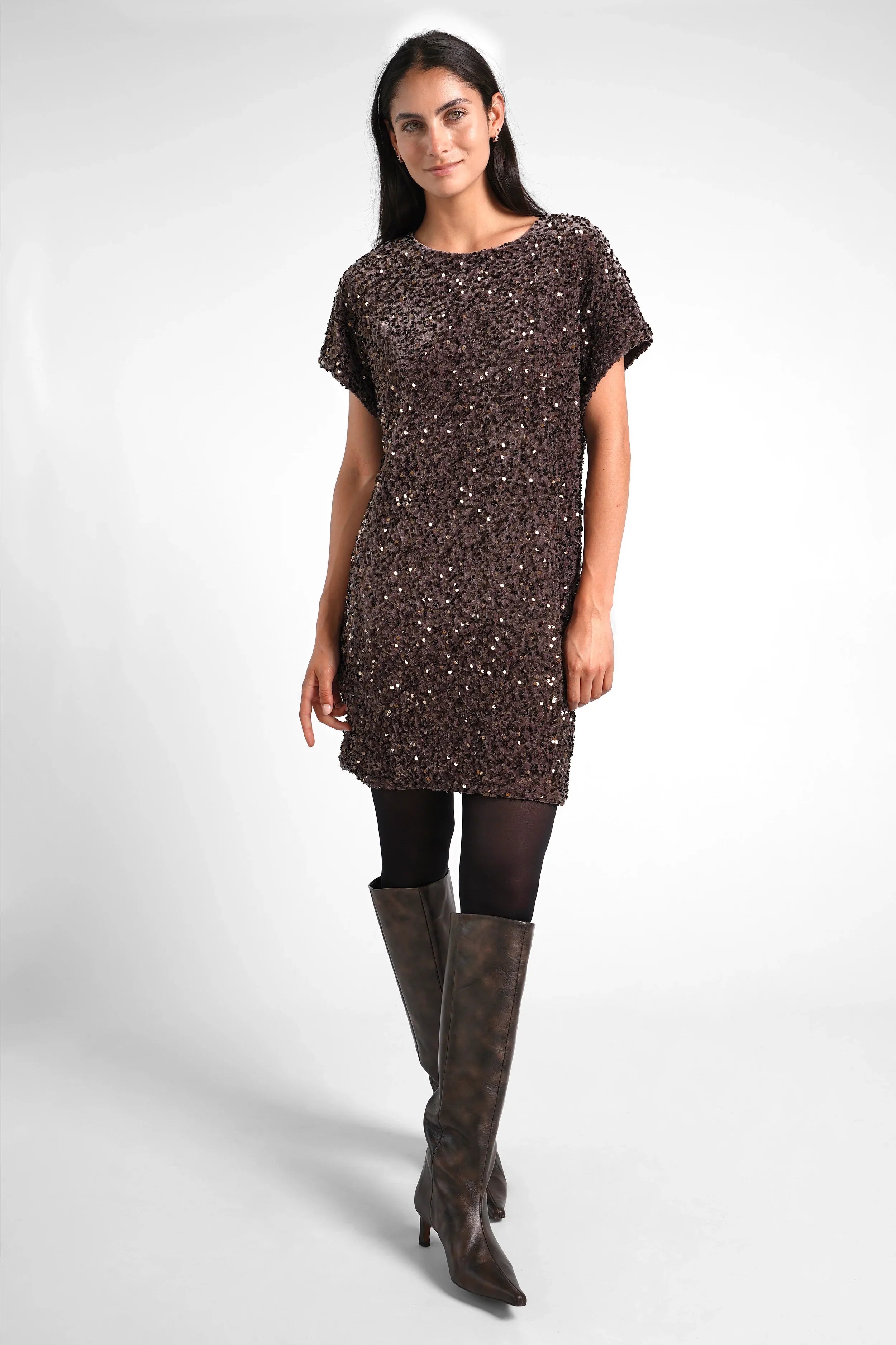 Frau trägt festliches HALIA Pailletten Kleid aus samt mit geradem Schnitt und überschnittenen Schultern