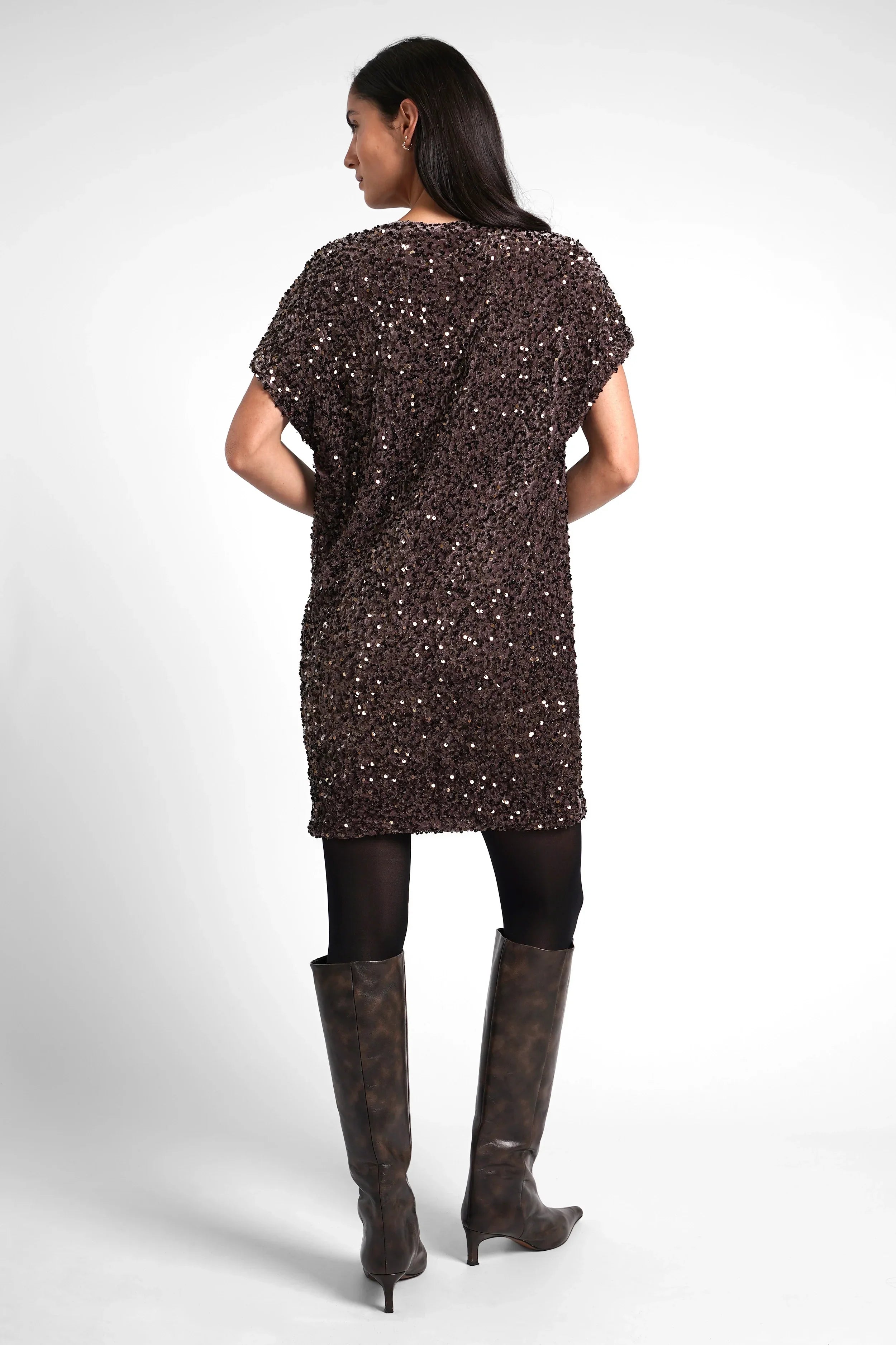 HALIA Pailletten Kleid aus paillettenbesetztem Samt mit geradem Schnitt und überschnittenen Schultern, Rückansicht