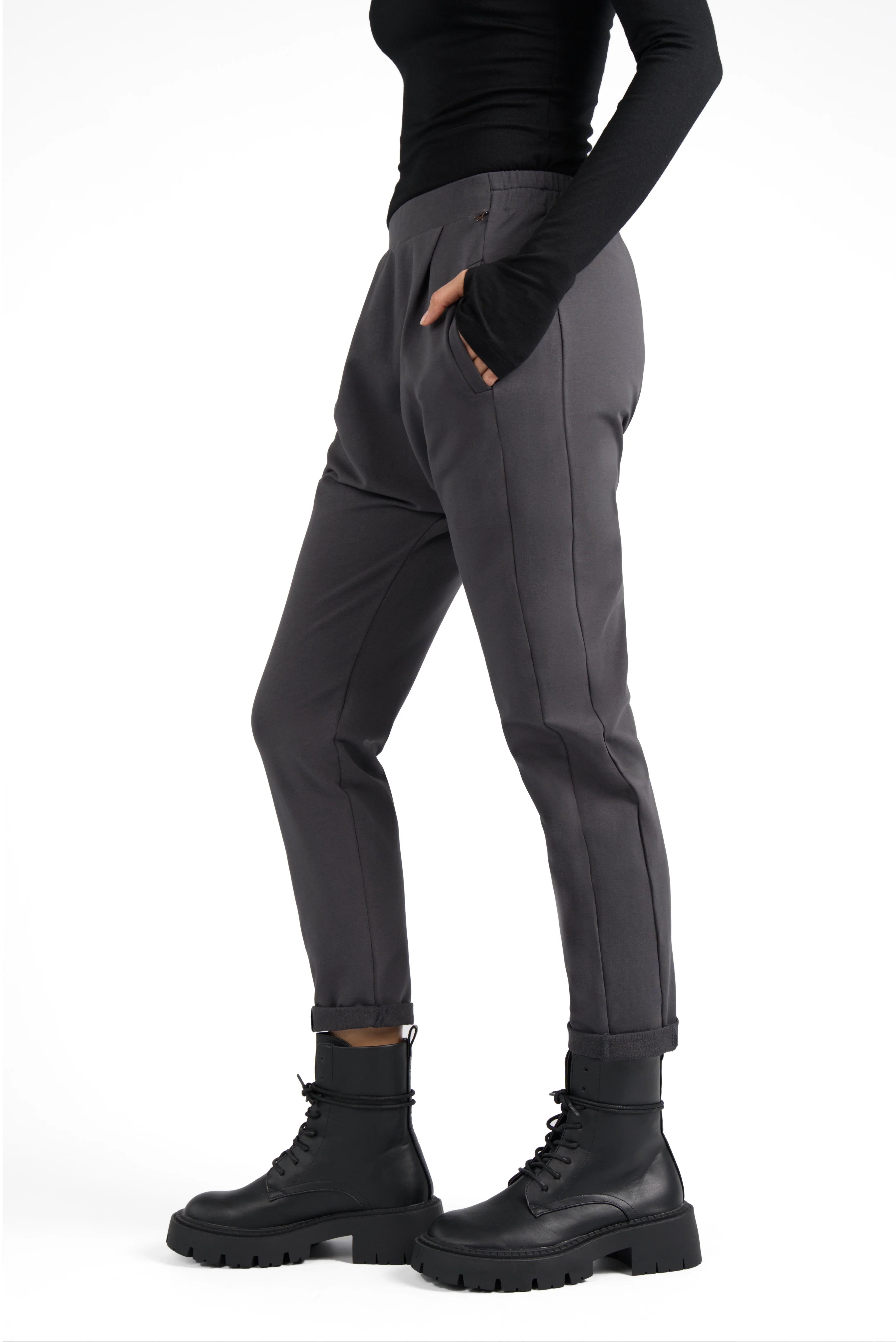 Damen HANNA.K Tapered Sweathose aus elastischem Baumwollstretch mit tapered Bein und tiefem Schritt in Grau.