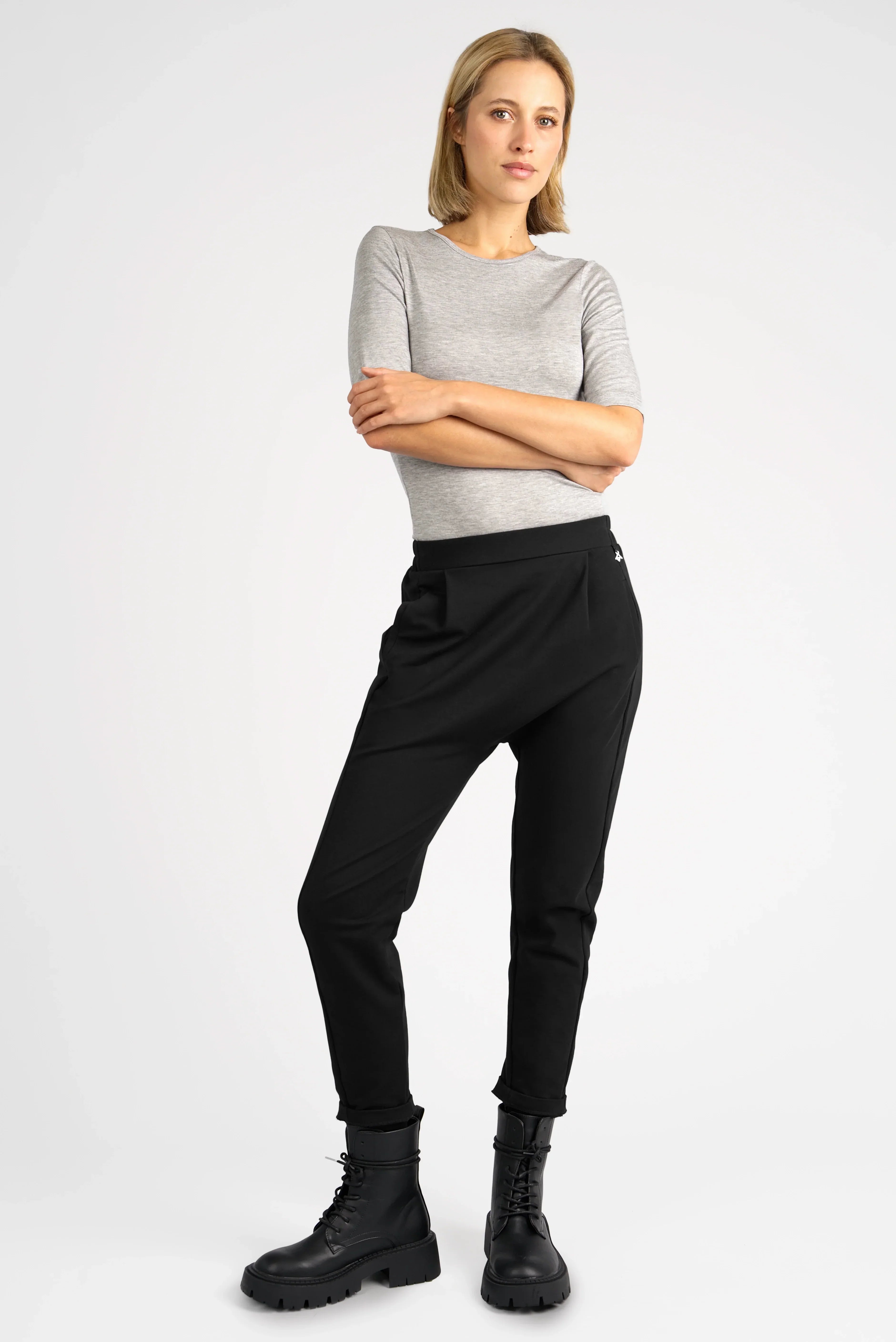 Frau trägt schwarze HANNA.K Tapered Sweathose mit elastischem Bund und Taschen in lässiger Pose