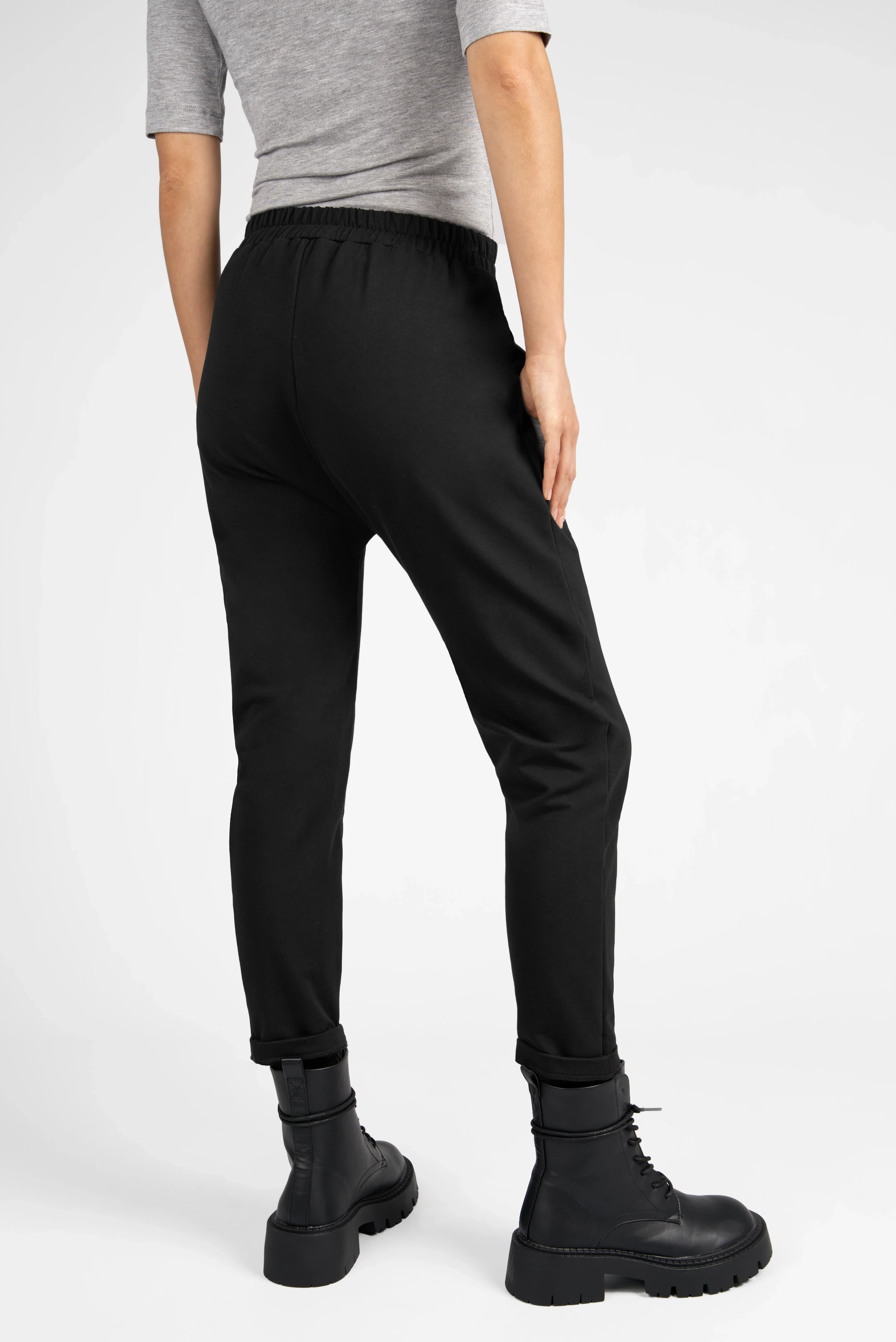 HANNA.K Tapered Sweathose schwarze Sweatpants mit elastischem Bund und schmal zulaufendem Bein