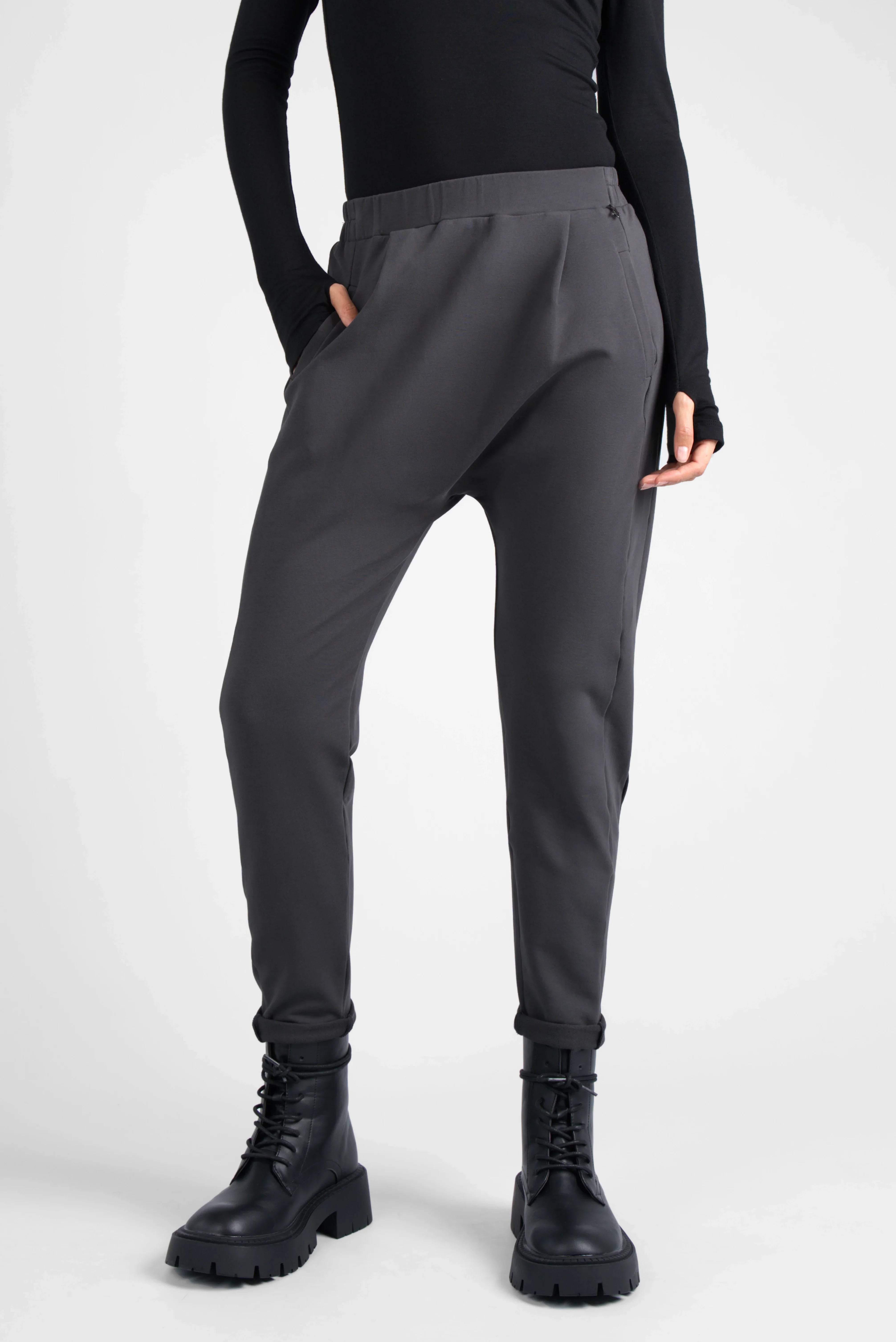 HANNA.K Tapered Sweathose aus elastischem Baumwollstretch mit tapered Bein und tiefem Schritt in Dunkelgrau