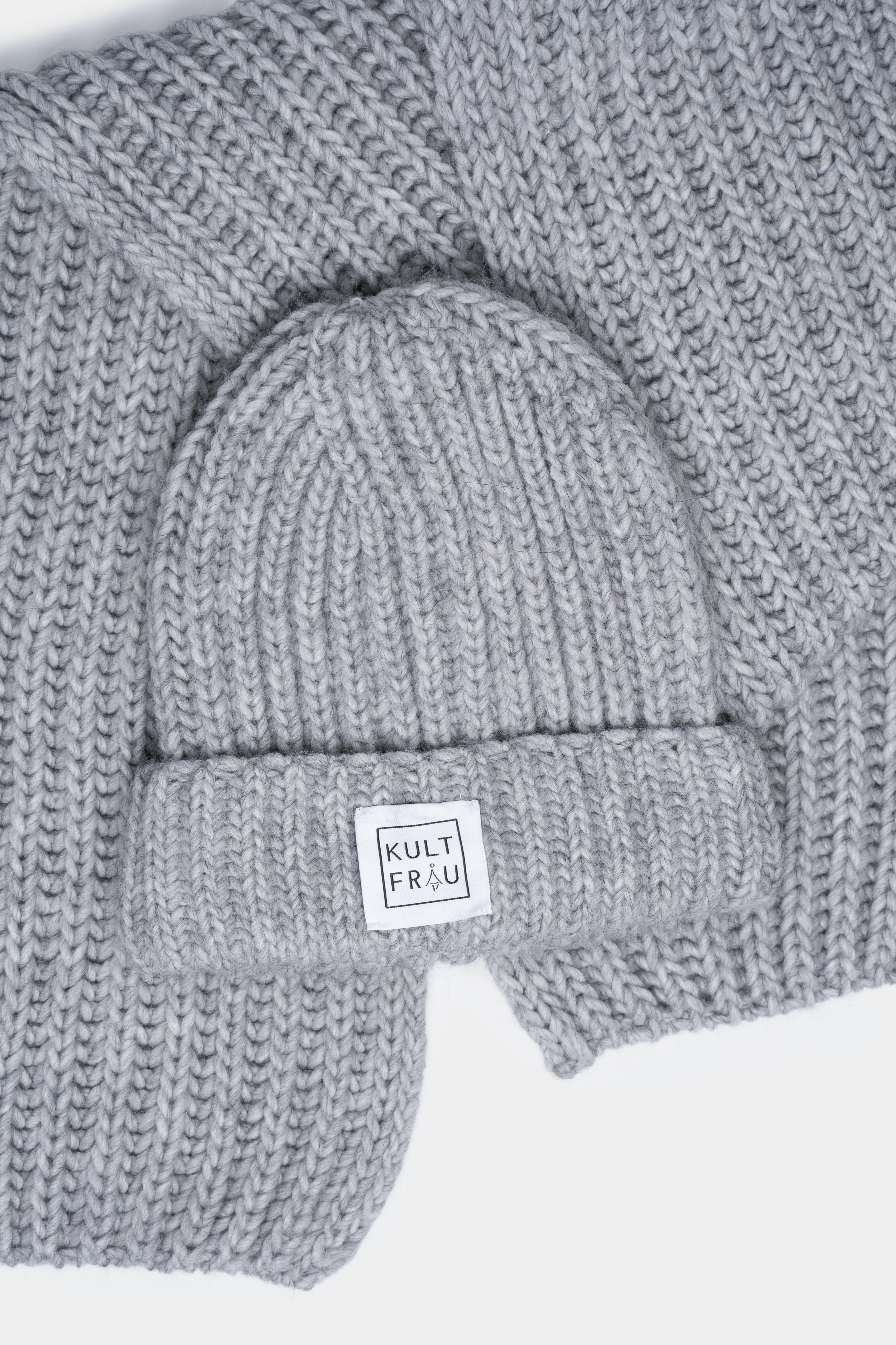HATY Strickmütze grob gerippte graue Wollmütze mit breitem Umschlag und Kultfrau-Logo vorne