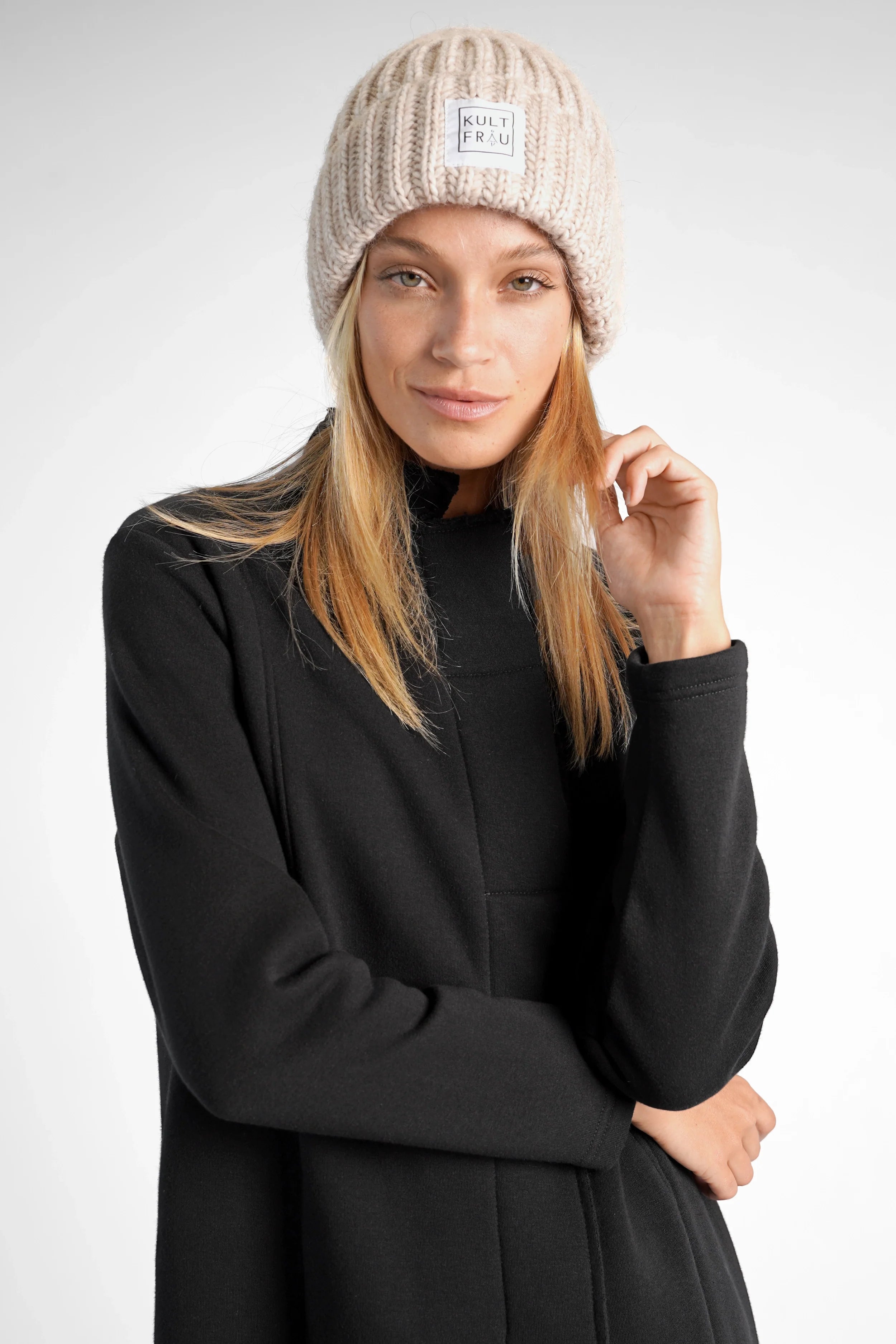 HATY Strickmütze grober Rippstrick mit breitem Umschlag und Kultfrau-Logo in Beige
