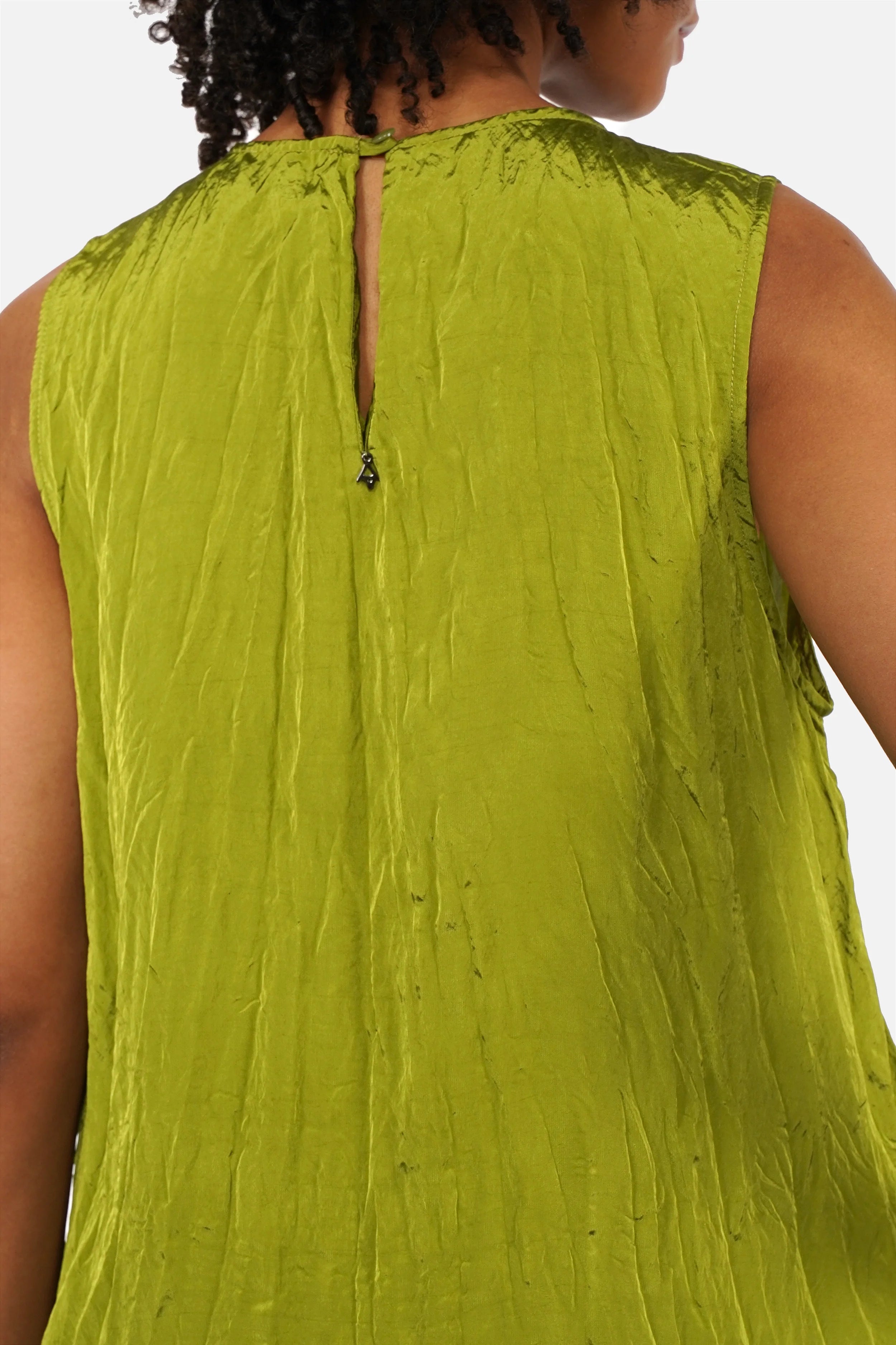 HAVIE Crinkle Kleid mit Rundhalsausschnitt, Knopfverschluss und seitlichen Taschen in leichter A-Linie, Regular Fit.