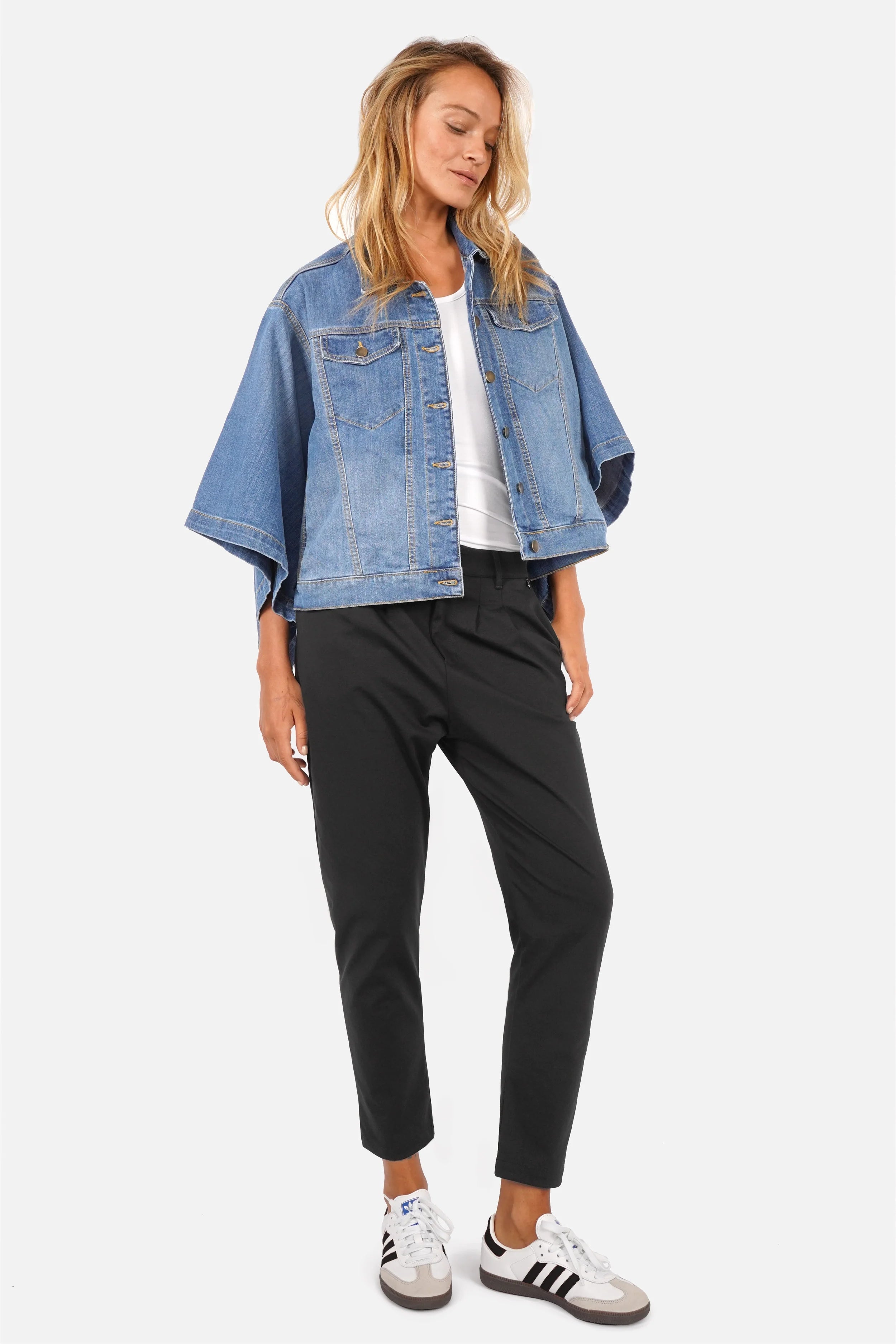 HEELENA Tapered Pants in knitterarmer, soften Qualität mit mittlerer Bundhöhe und leichter Bundfalte, erhältlich in zwei Längen.