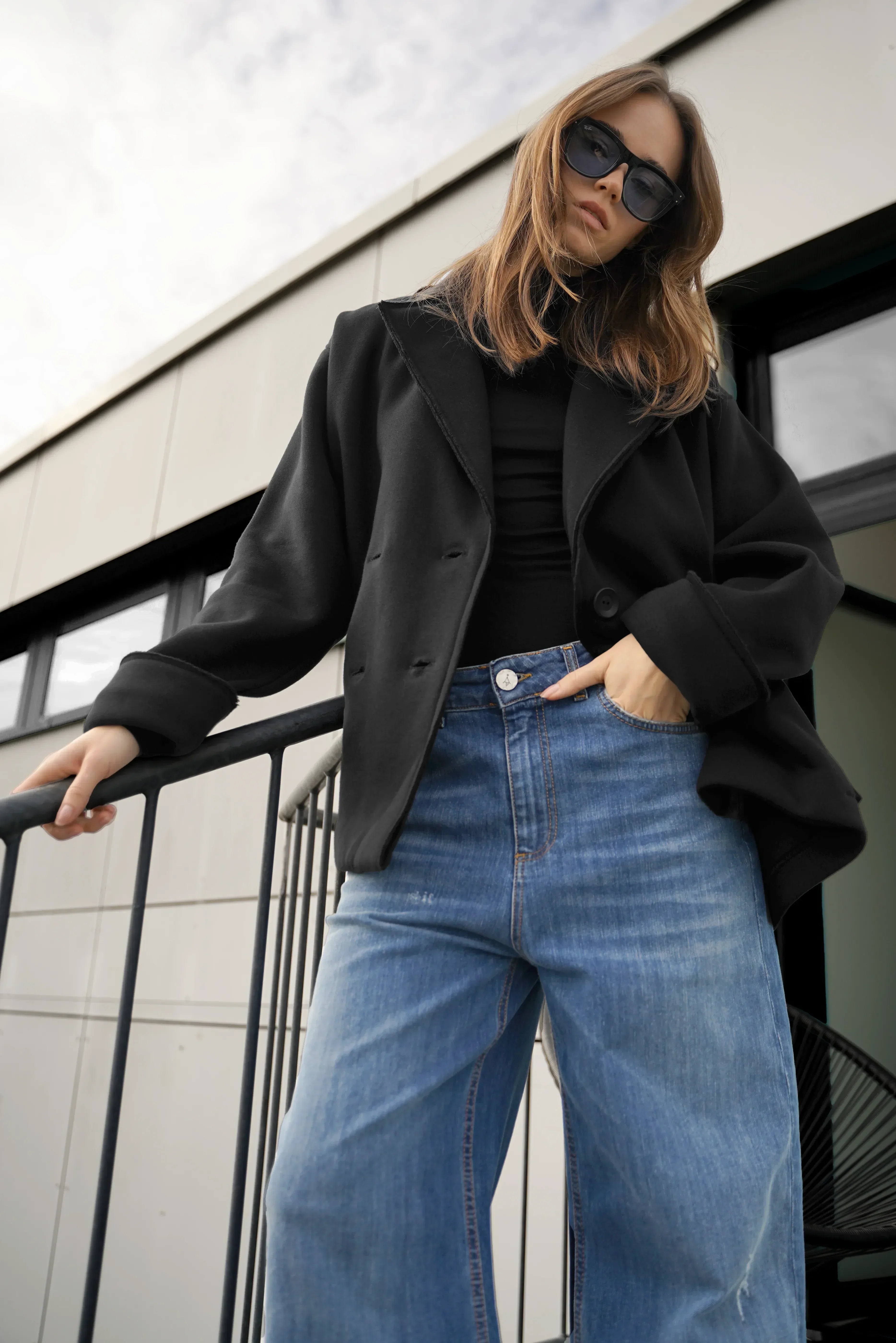 HELIEE Oversized Sweat-Kurzmantel schwarzer Jersey mit Reverskragen und doppelreihigen Knöpfen, gebürstete Innenseite, aufgesetzte Taschen, raw-cut Säume, oversized Fit
