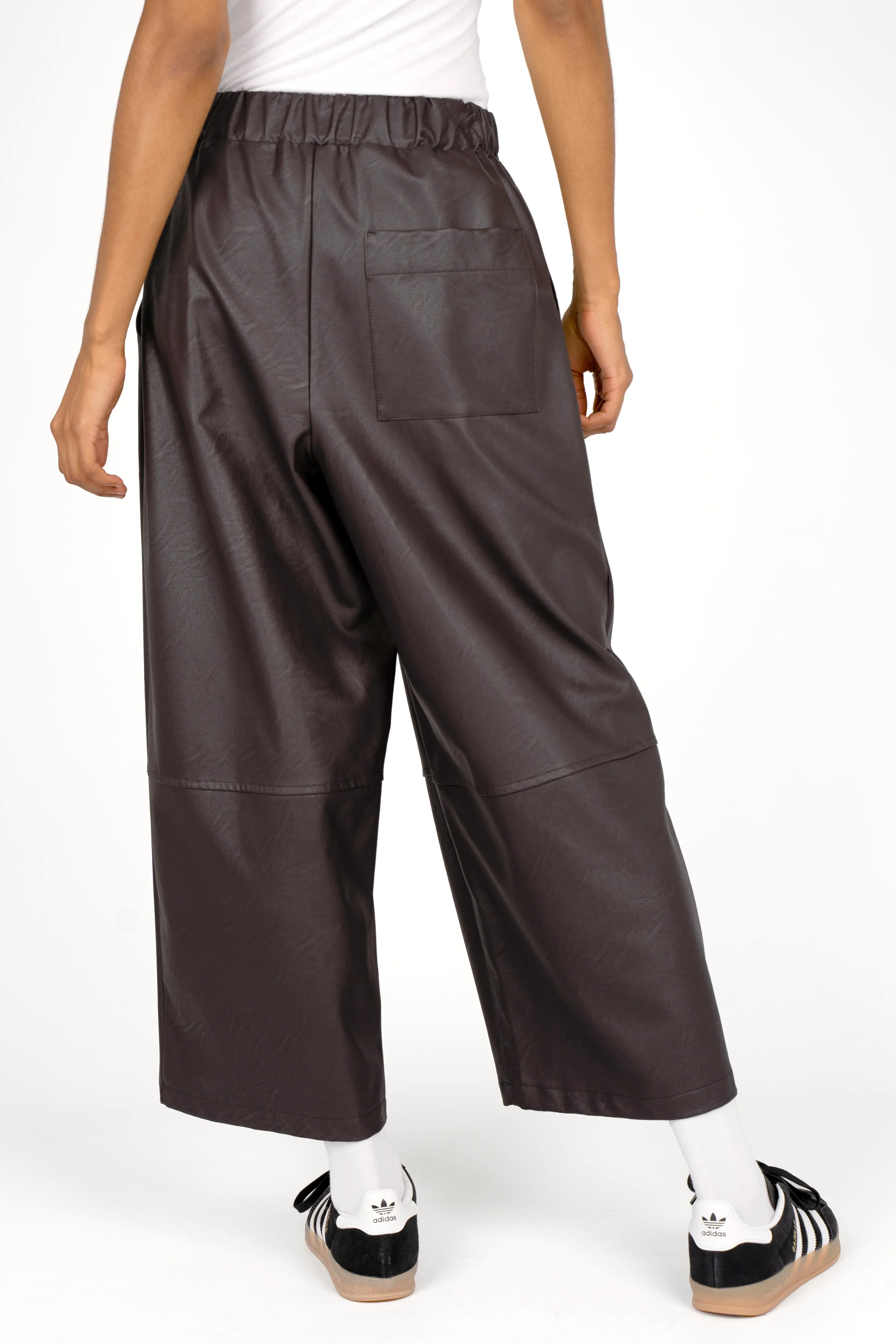 HERA Wide Leg Hose in soft eco-leather with elastic waistband, side pockets, decorative knee seams, and relaxed fit