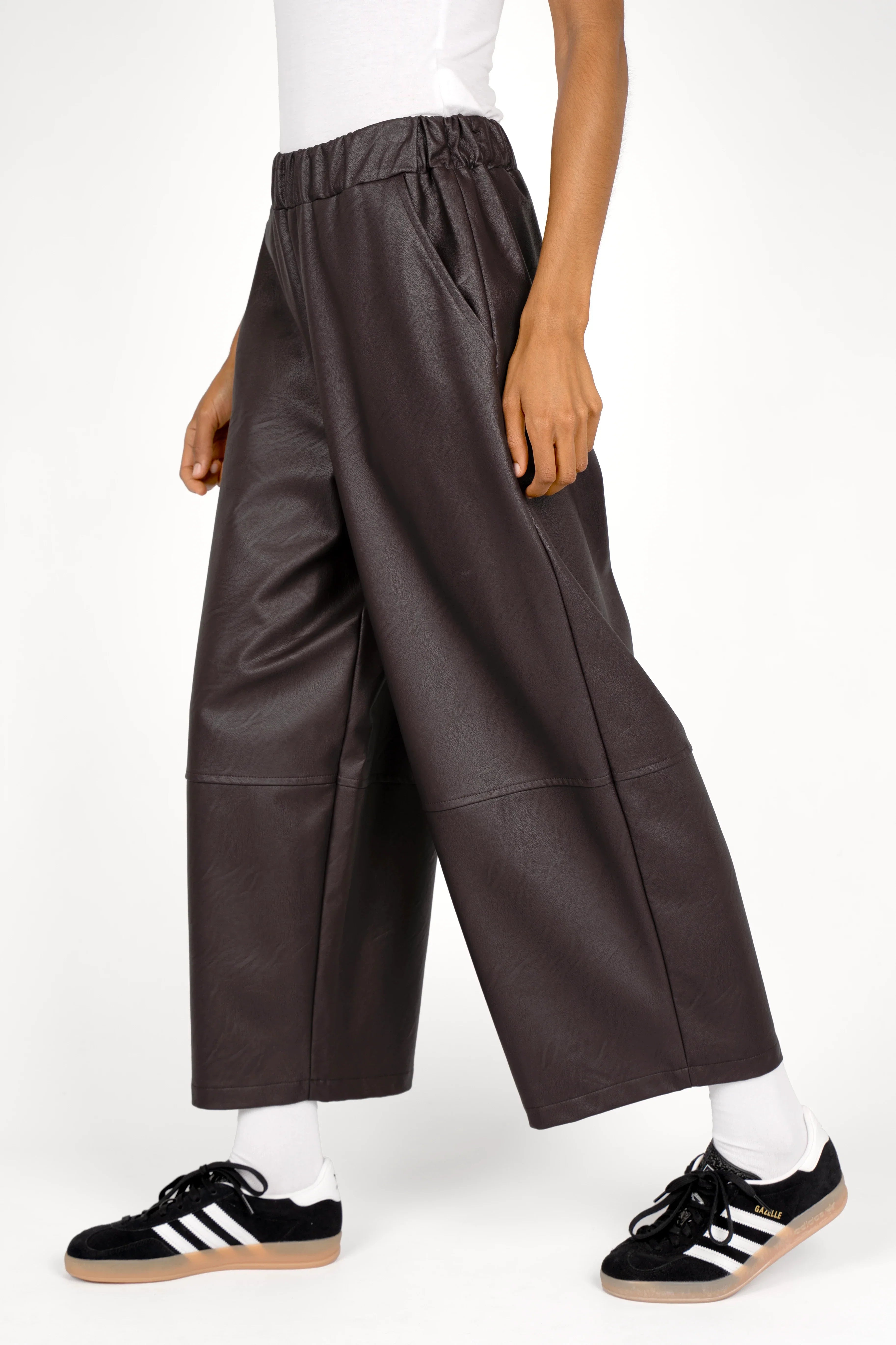 HERA Wide Leg Hose in soft eco-leather with elastic waistband and relaxed fit, featuring side pockets and decorative knee seams.