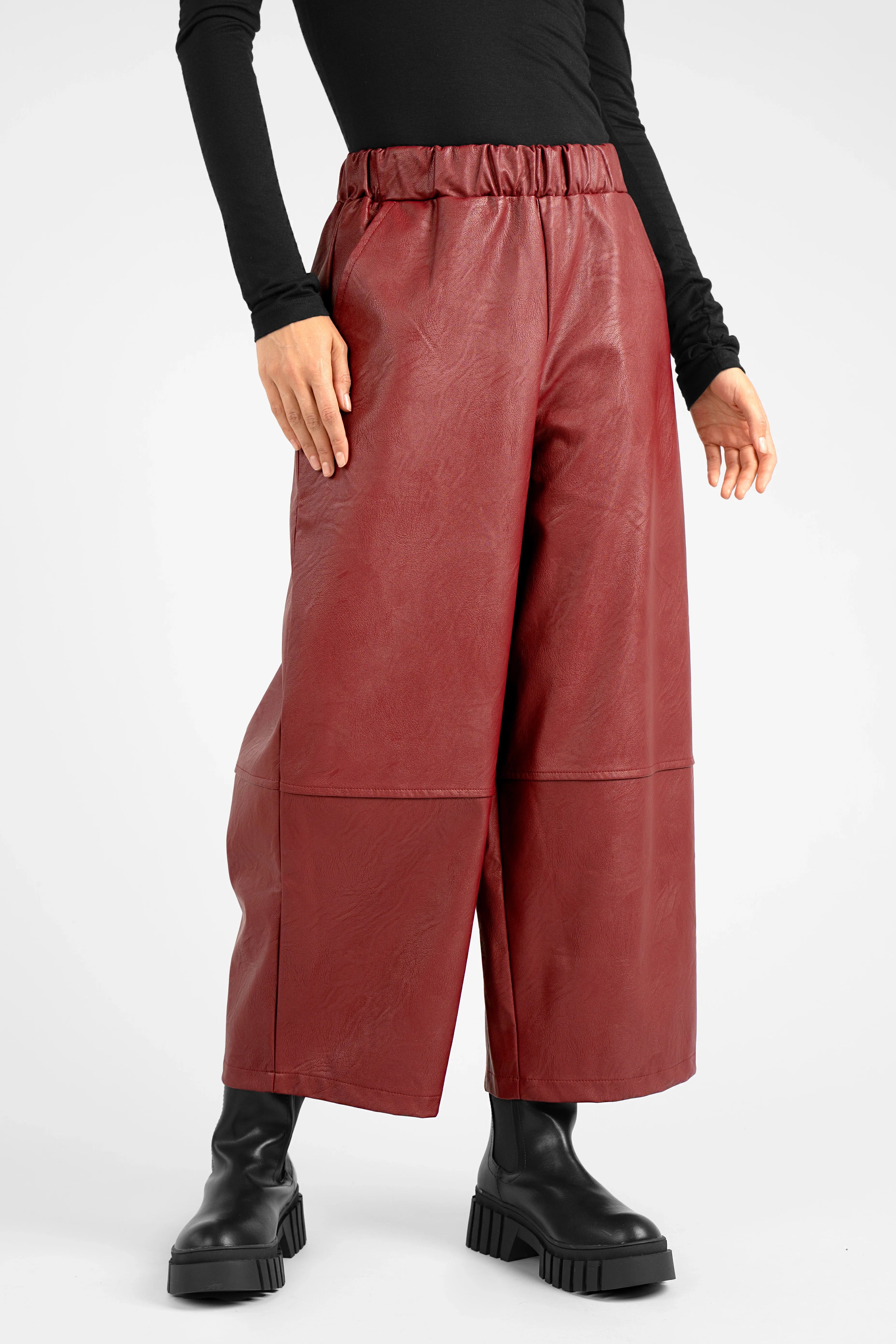 HERA Wide Leg Hose in soft eco-leather with elastic waistband and relaxed fit, styled with black boots and top