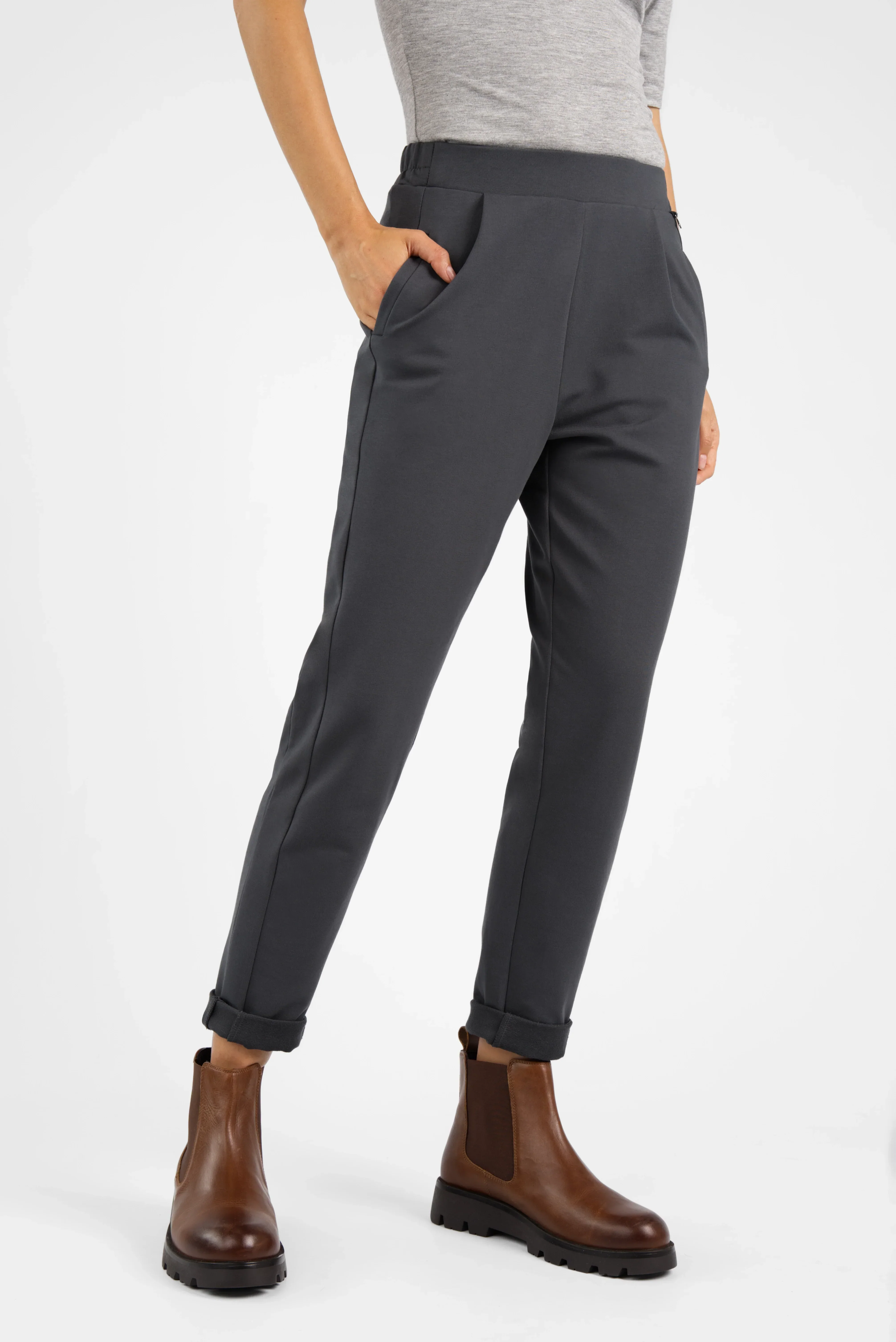 HILLA.K Jerseyhose in dark gray with mid-rise elastic waistband, tapered legs, and rolled cuffs worn with brown ankle boots.