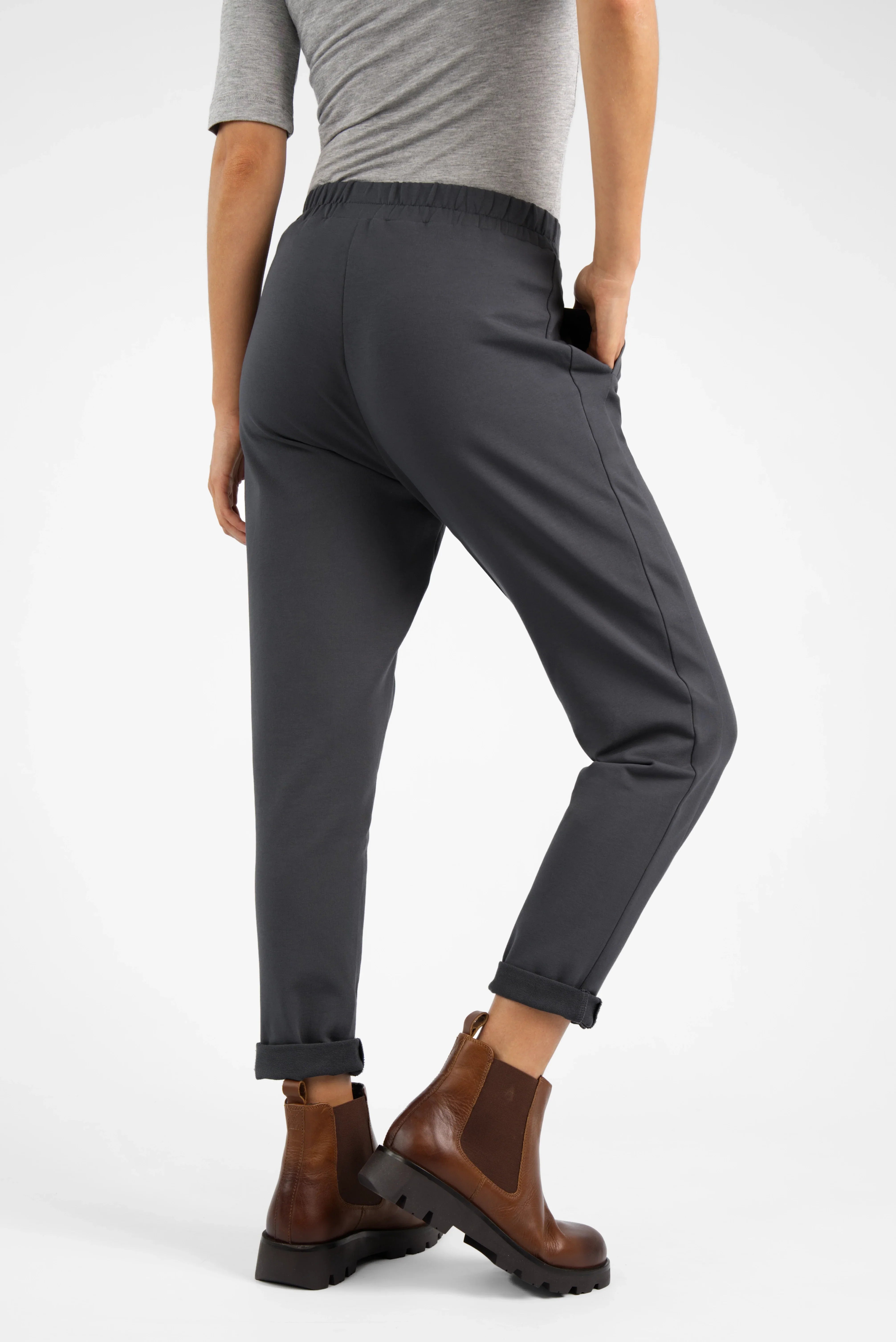 HILLA.K Jerseyhose in dunkelgrau mit elastischem Bund, tapered Schnitt und mittelhoher Bundhöhe, kombiniert mit braunen Chelsea Boots.