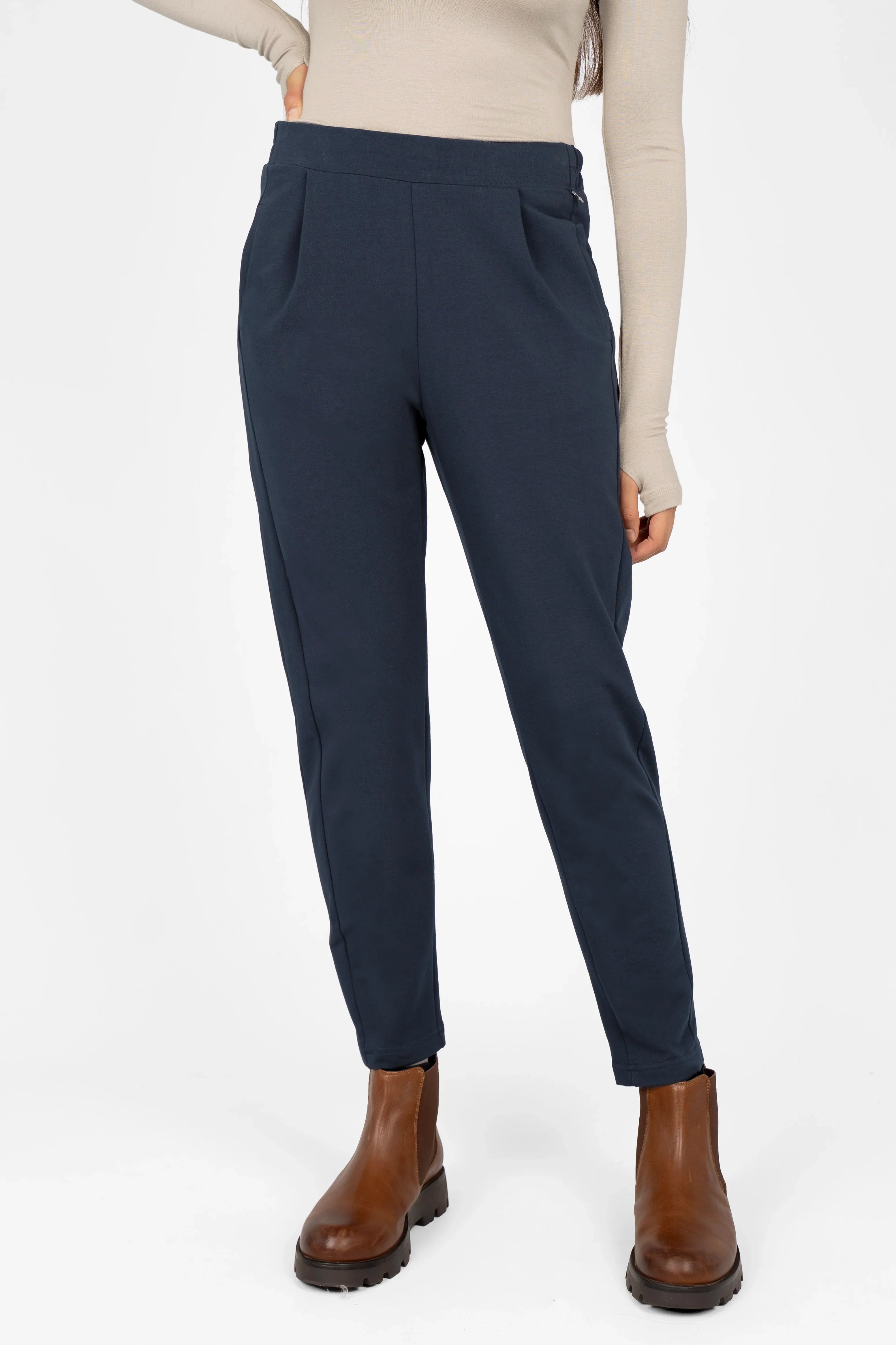 Damen HILLA.K Jerseyhose in Navy mit mittelhohem Bund, elastischem Stretchmaterial und leicht schmal zulaufendem Bein.