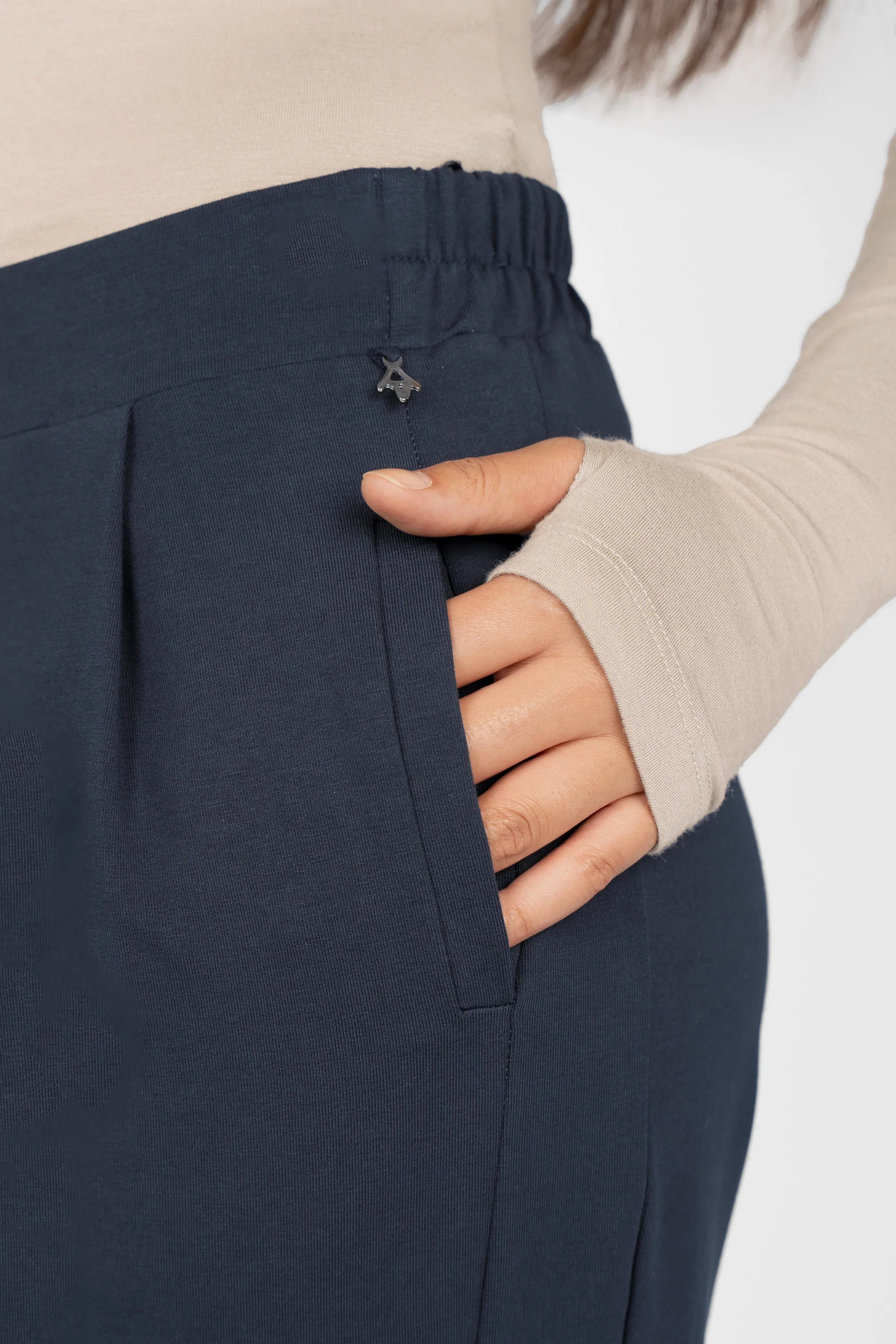 HILLA.K Jerseyhose aus elastischem Baumwollstretch mit mittelhohem Bund und schmal zulaufendem Bein in Dunkelblau