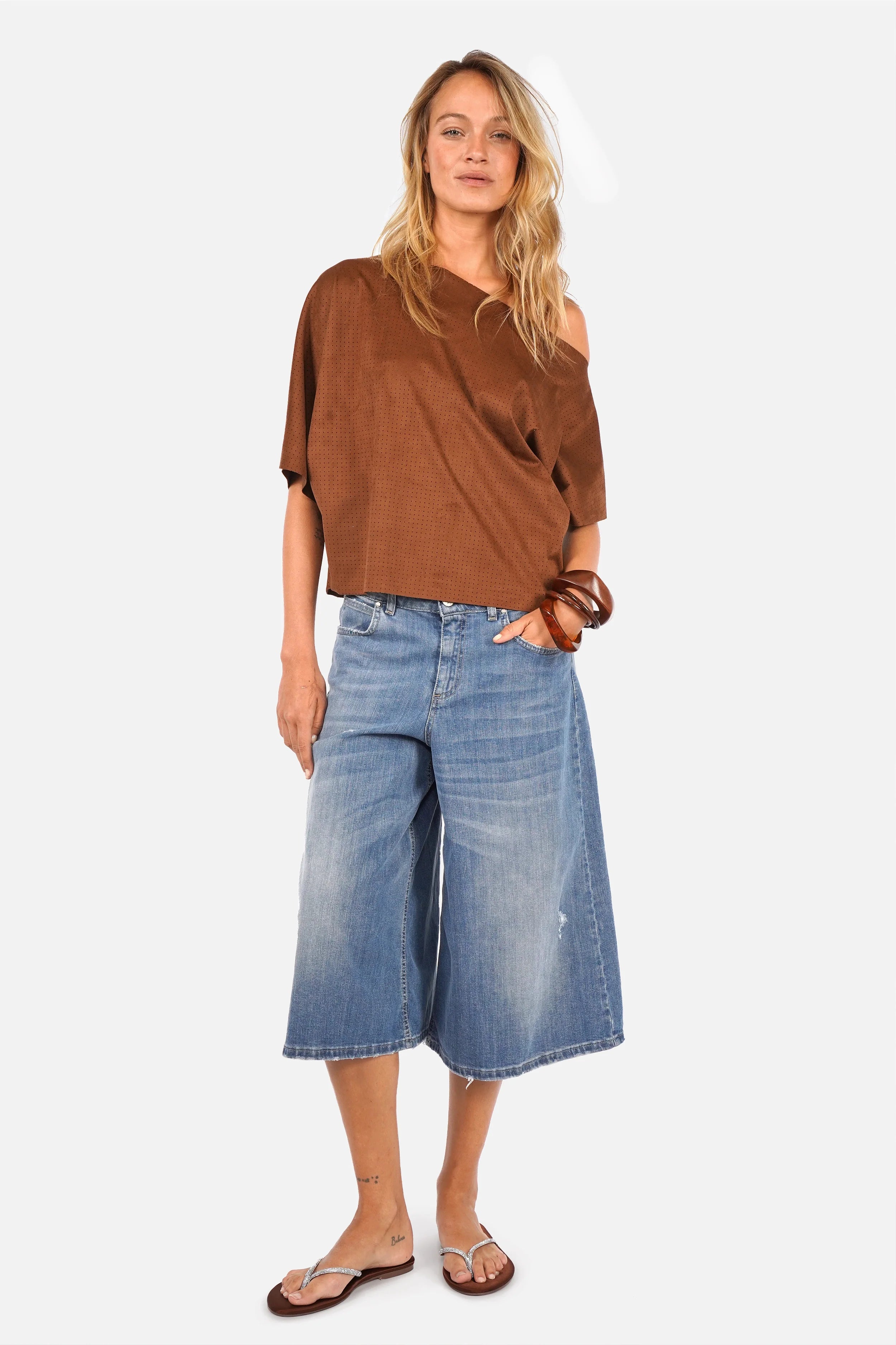 IPSY One Shoulder Oberteil aus perforiertem Wildlederstoff mit asymmetrischem Ausschnitt und angeschnittenem Ärmel in kastiger Form