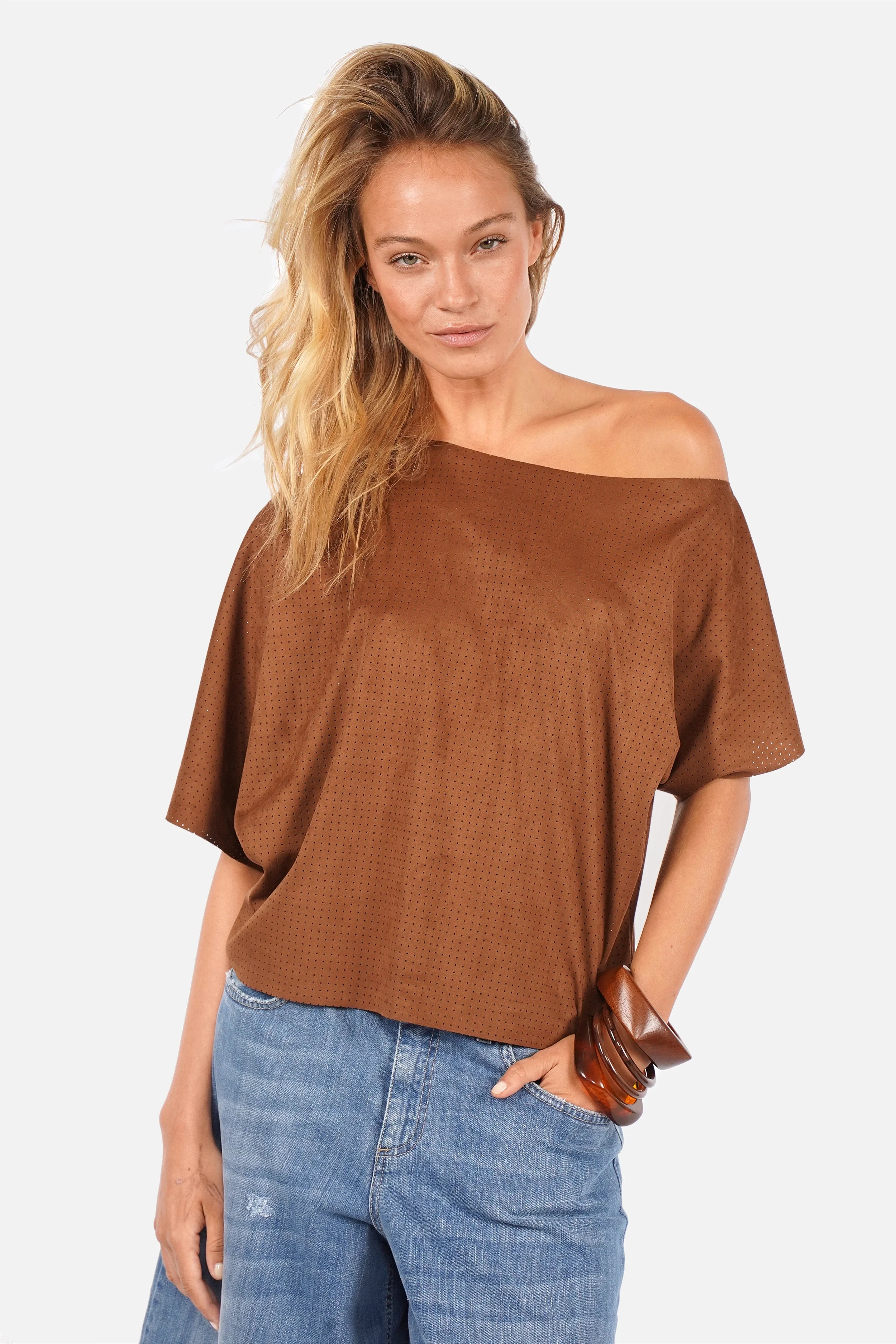 IPSY One Shoulder Oberteil aus perforiertem Wildlederstoff mit asymmetrischem Ausschnitt und angeschnittenem Ärmel