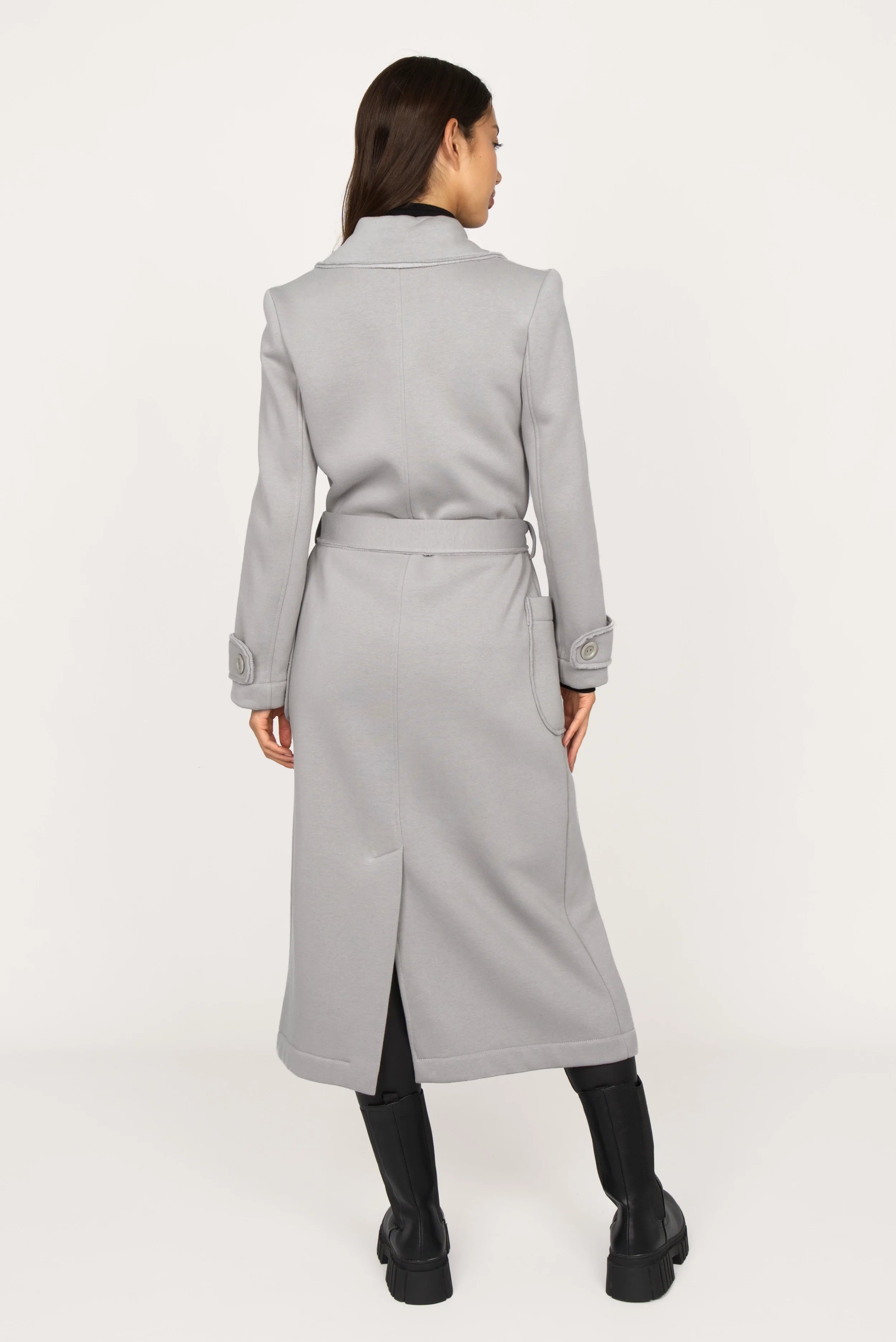 Frau trägt INGE Sweatmantel in Grau mit Bindegürtel und Schulterpolstern, Rückansicht
