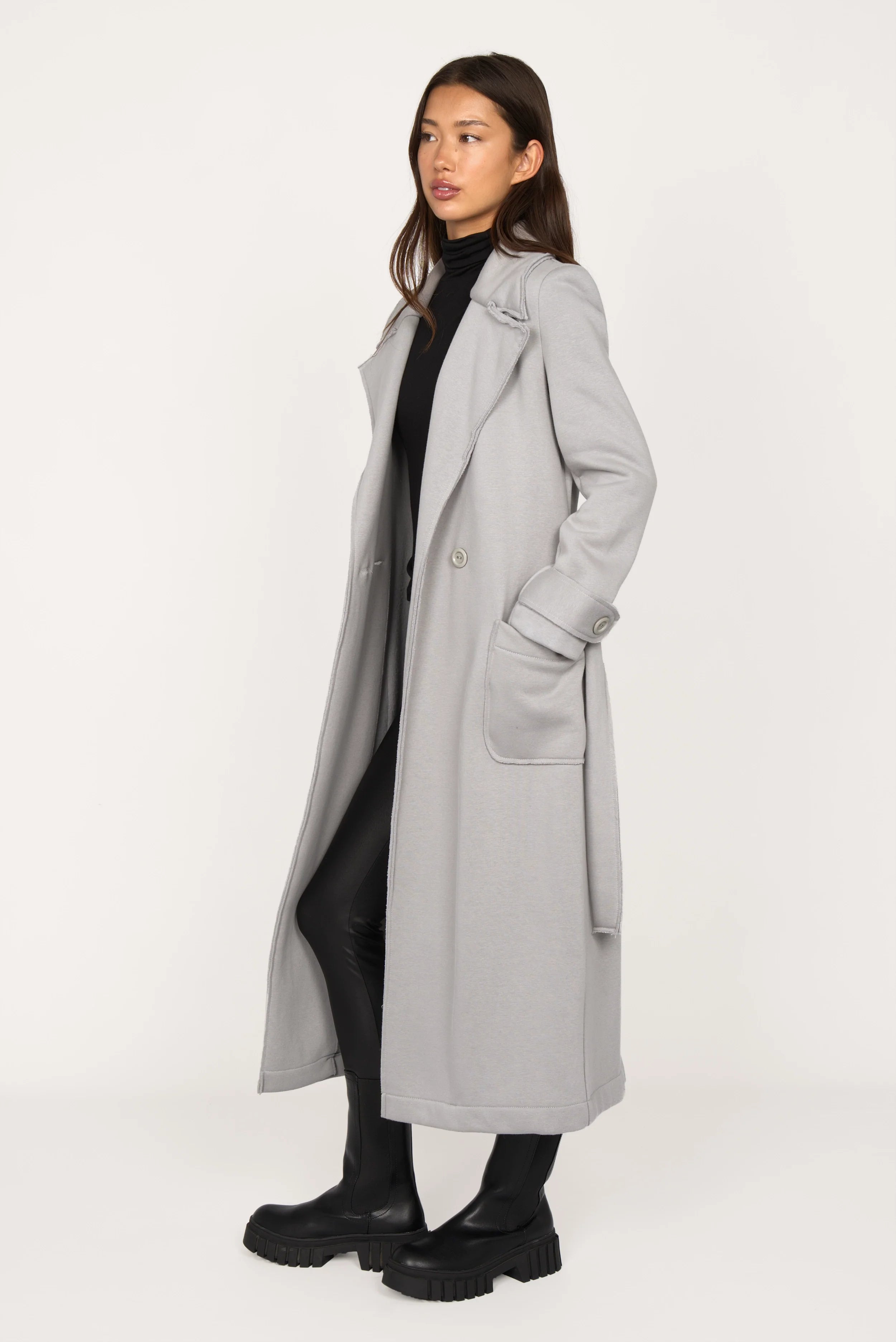 Frau trägt grauen INGE Sweatmantel mit Reverskragen, Bindegürtel und großen Taschen