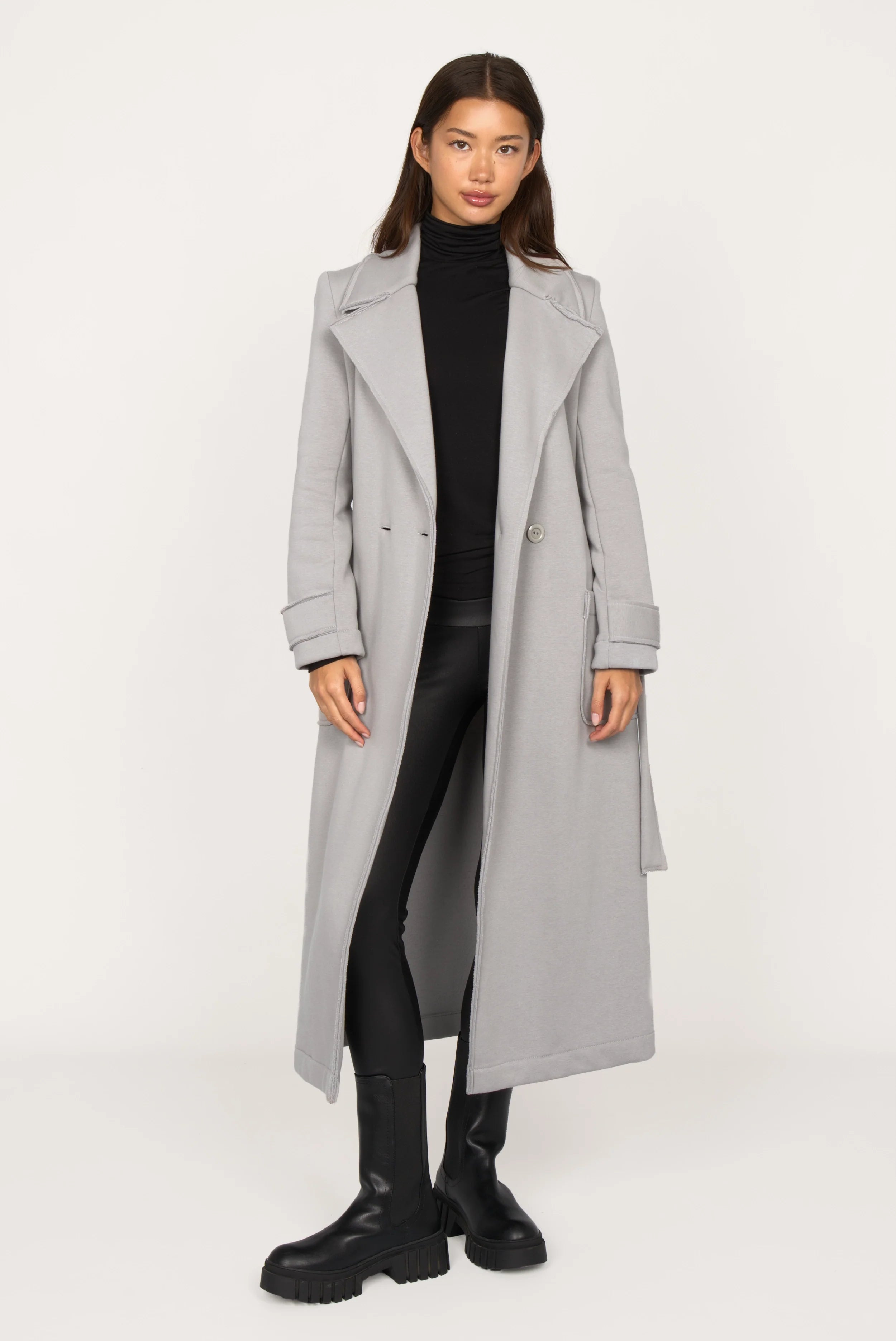 Damen INGE Sweatmantel aus weichem Baumwoll-Sweat mit Reverskragen, Schulterpolstern, Bindegürtel und Seitentaschen in Grau