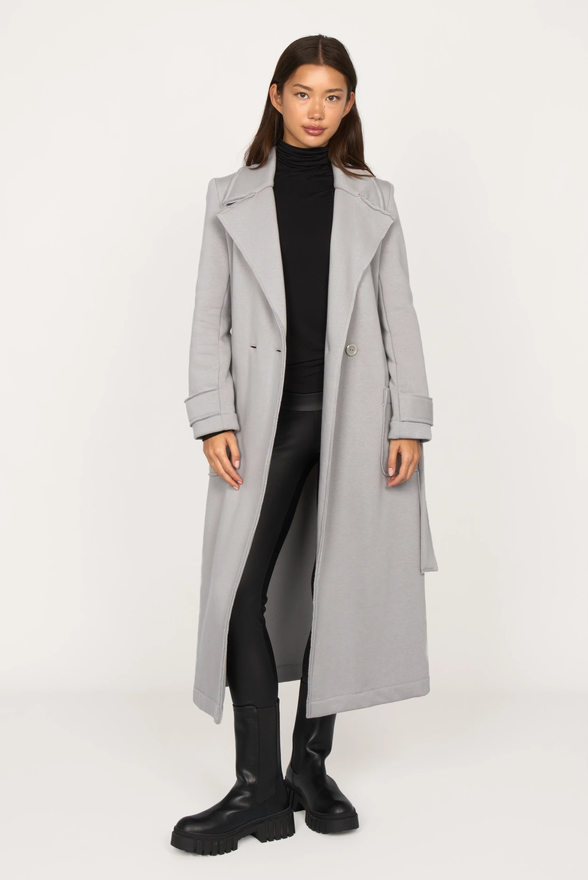 Damen INGE Sweatmantel aus weichem Baumwoll-Sweat mit Reverskragen, Schulterpolstern, Bindegürtel und Seitentaschen in Grau