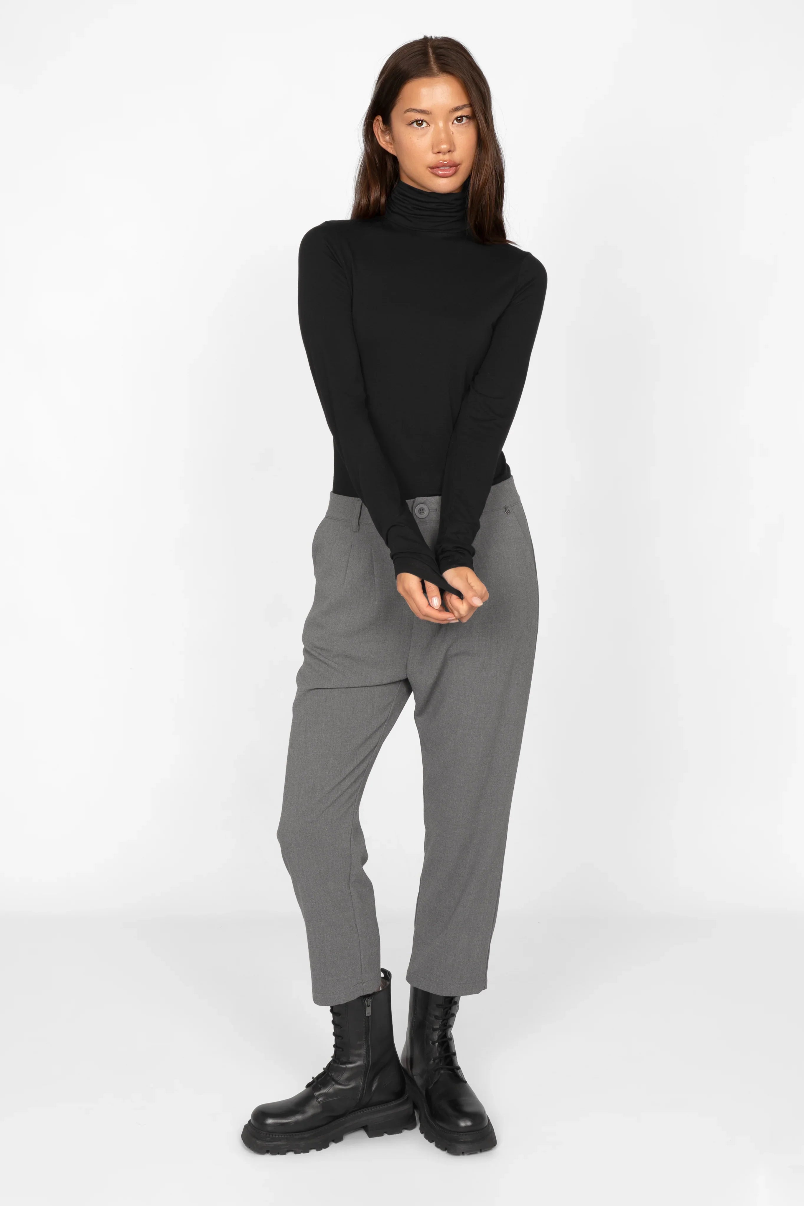 schwarzes Longsleeve mit Rollkragen und extra langen Ärmeln aus weichem Jersey in Slim Fit