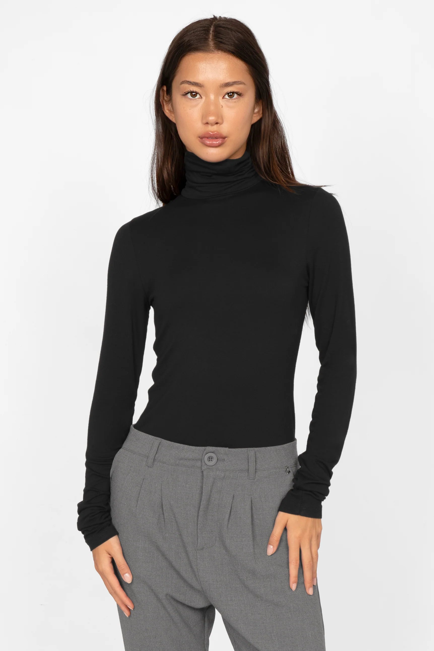 INNEKA Longsleeve schwarzer Rollkragen Slim Fit mit extra langen Ärmeln aus weichem Jersey