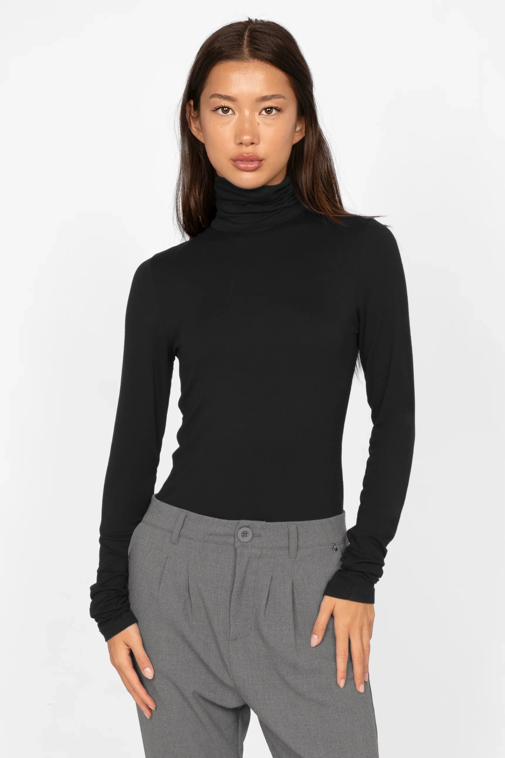 Schwarzes Slim Fit Longsleeve mit Rollkragen und extra langen Ärmeln aus weichem Jersey