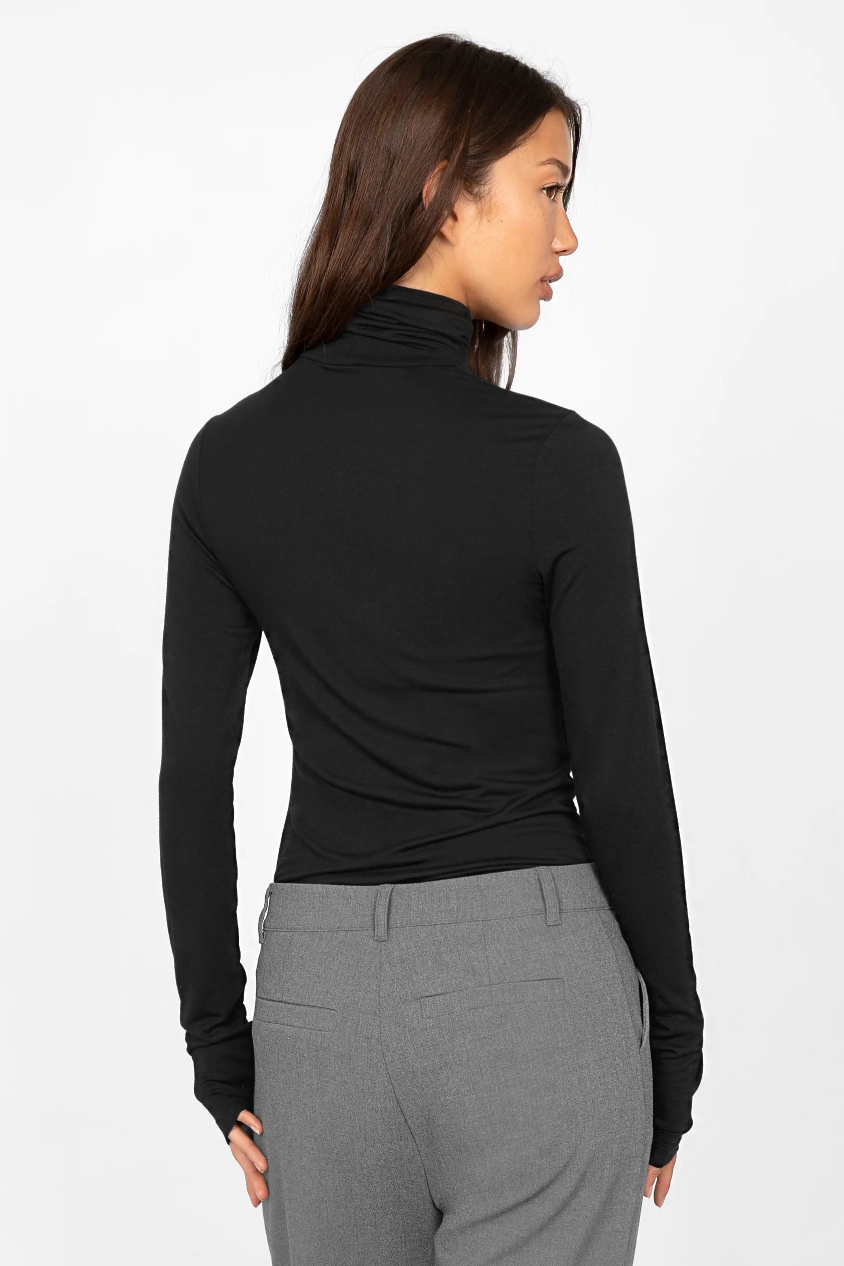 INNEKA Longsleeve schwarzer Rollkragen Slim Fit mit extra langen Ärmeln aus weichem Jersey