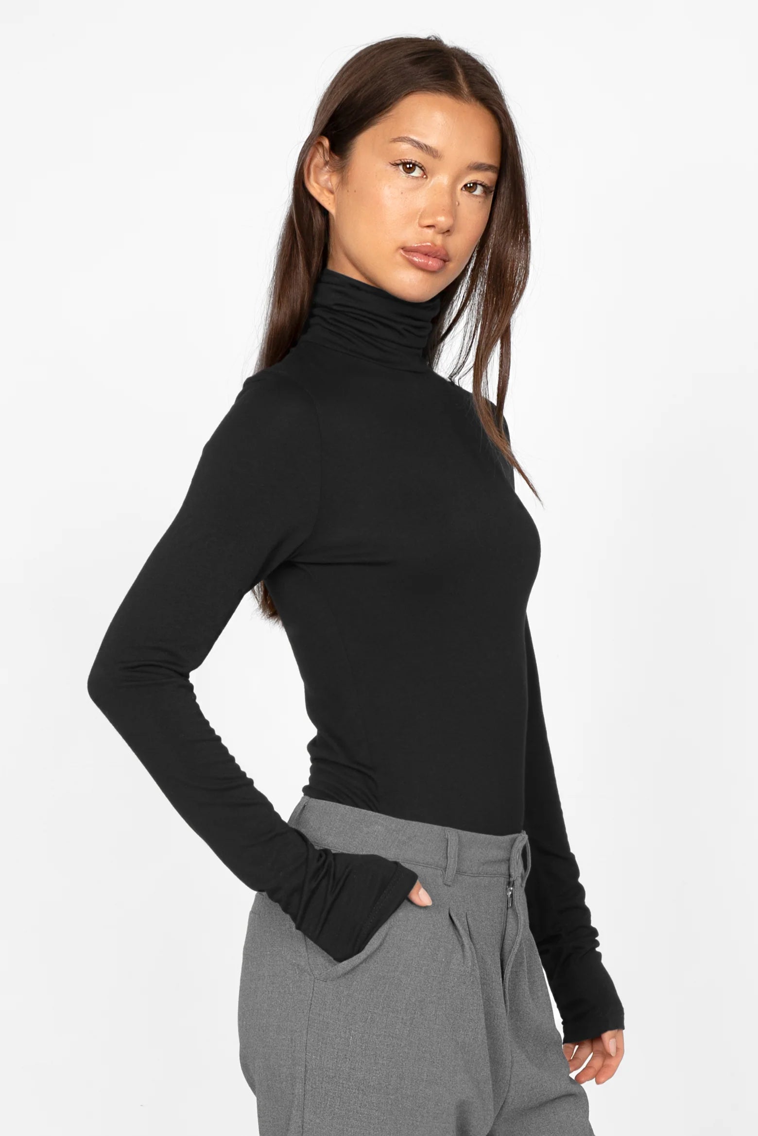 INNEKA Longsleeve schwarzes slim fit Rollkragen Longsleeve mit extra langen Ärmeln aus weichem Jersey