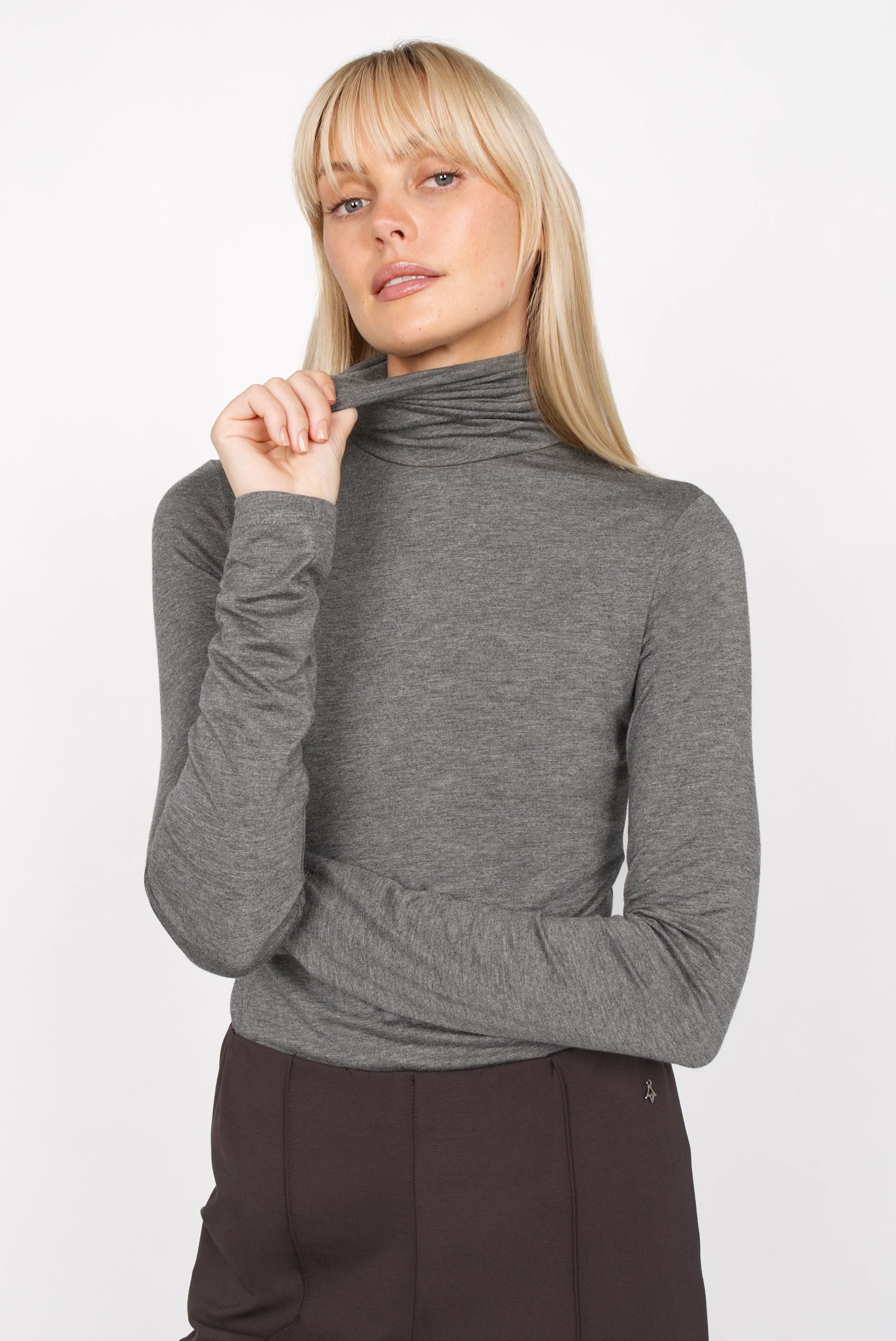 INNEKA Longsleeve grauer Rollkragenpullover mit extra langen Ärmeln und Slim Fit Design