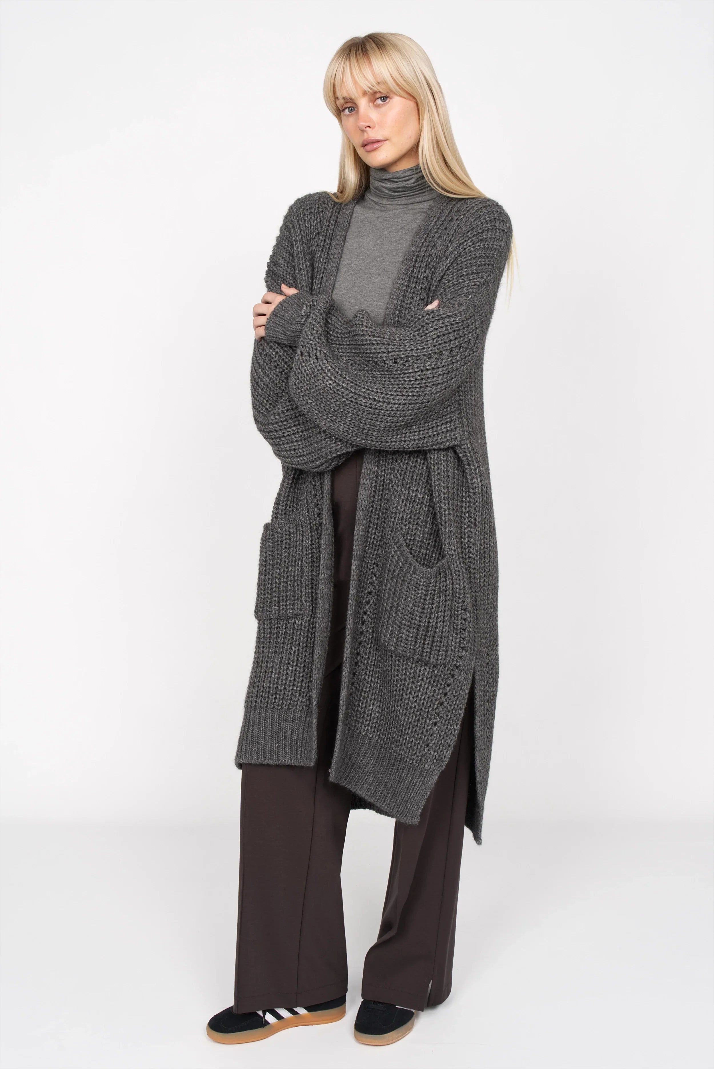 Frau trägt INNEKA Longsleeve mit Rollkragen und extra langen Ärmeln in Slim Fit aus weichem Jersey