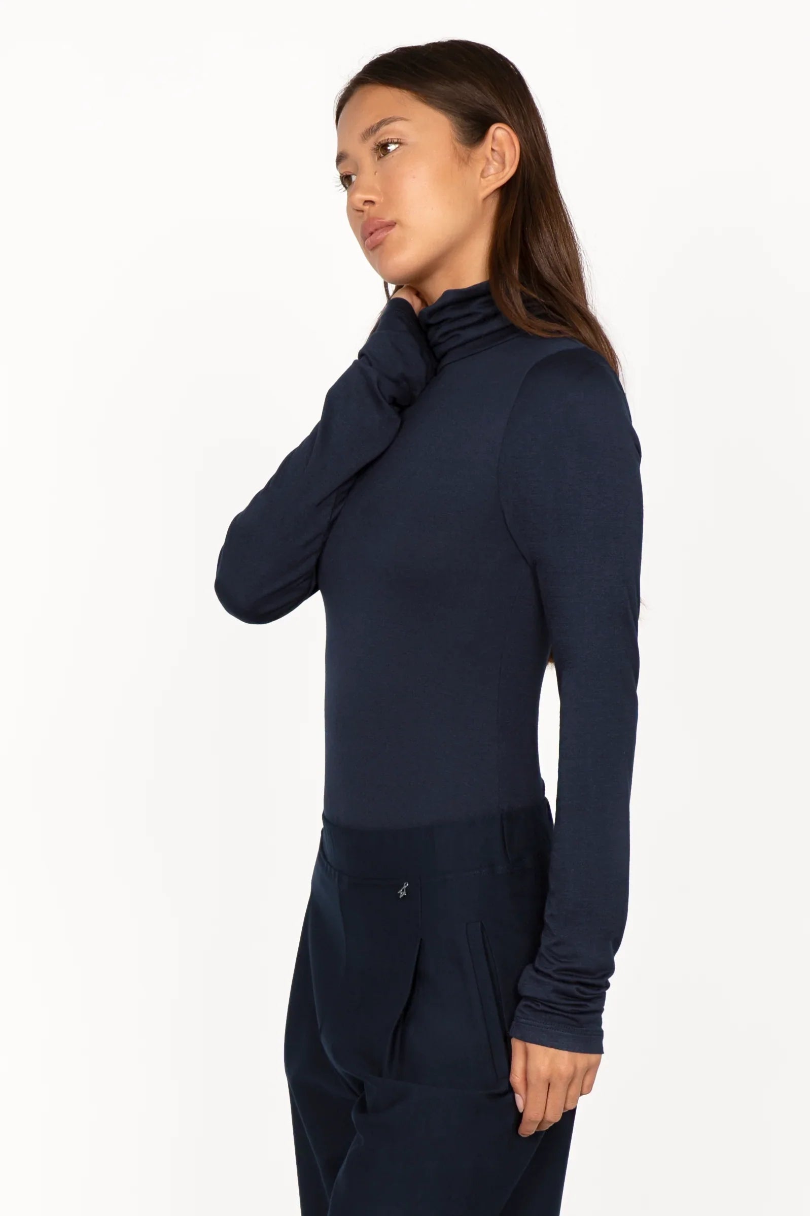 INNEKA Longsleeve mit Rollkragen und extra langen Ärmeln in dunkelblau, slim fit aus weichem Jersey